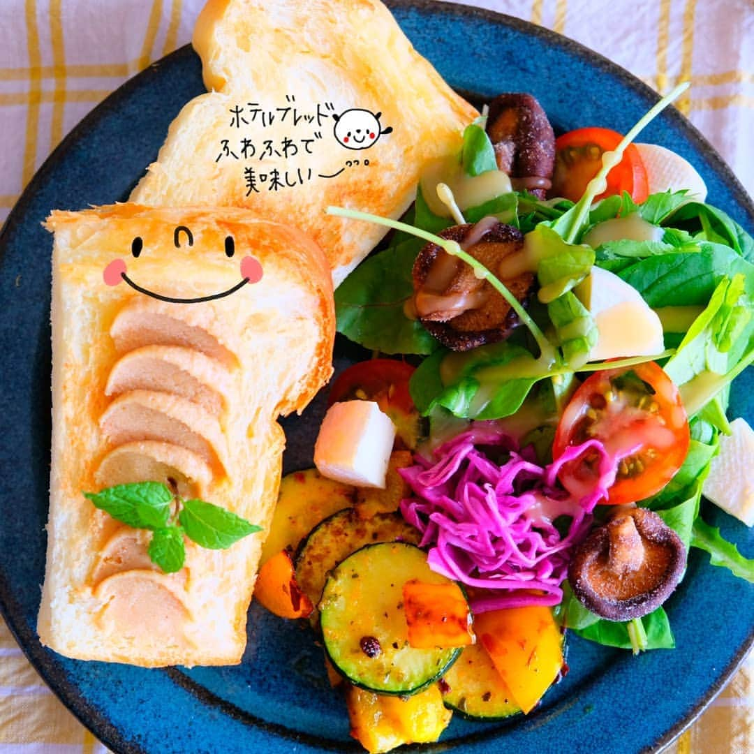 なっつ。さんのインスタグラム写真 - (なっつ。Instagram)「2019.8.20.tuseday PUNICAFE LUNCH. ❁ある日のおうちごはん♬ ・コストコのホテルブレット (くるみバター) ・サラダ (コストコのオーガニックリーフ・ミニトマト ・シイタケクリスプ・ナチュラルチーズ) ・紫キャベツのマリネ ・ズッキーニとパプリカのスパイシーカレー炒め ❁ コストコで試食するたびに 買いたいなーと 思ってた#ホテルブレッド。 ２斤あるので冷凍必須😇😇😇 冷凍庫にスペースができたのでやっと購入できた♡ ふわふわでそのまま食べても美味しいし トーストしても美味しい~♡ しばらく楽しめそう。 . . そしてシイタケ嫌いのとぅちゃんには 申し訳ないけど シイタケクリスプ(#shiitakemushrooms)も 買ってみた。 シイタケ好きのわたしは これ美味しいー😊 シイタケのまわりに コンソメパウダーみたいなのが ついてるんですが その味もたまらん♬ さくさくしてて キノコの美味しさ凝縮されてる♡ サラダのトッピングとか おやつにいいかも♡ . . ホテルブレッドは１枚を半分にして 何もつけないバージョンと かなちゃん(@xxosakanaxx )からもらった #くるみバター をつけて 食べました♡ 甘さ控えめで美味しいー♡ こういうの大好き♡ 自然な甘さで優しいお味♬ . . お腹いっぱいになったー♡ ごちそうさまでした♬ . . さーて今日もにっこり がんばっていきまっしょーい☺︎ ・ ・ ・ #コストコ#COSTCO#コストコ購入品#costcojapan#今週もいただきます#なっつごはん🍚#なっつのコストコ購入品」8月20日 8時04分 - punipopo