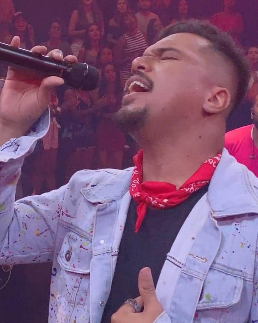 Sorriso Marotoのインスタグラム：「🎵Você vai se acostumar, você compreender🎵 Quem curte #OutrosIdeais? São mais de 3 milhões de visualizações no Youtube! Assista o clipe em youtube.com/sorrisomaroto #AoCuboAoVivoEmCores」