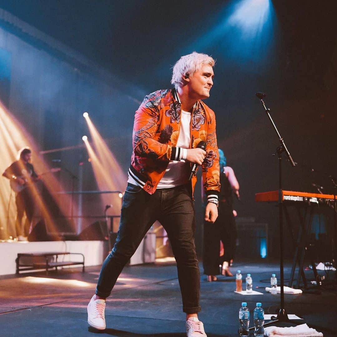 シェパードのインスタグラム：「@sheppardgj is on a two week silent retreat due to recent vocal surgery! He’s doing well but we can’t wait to hit the stage again soon. How would you go being silent for two weeks straight? 🤣」