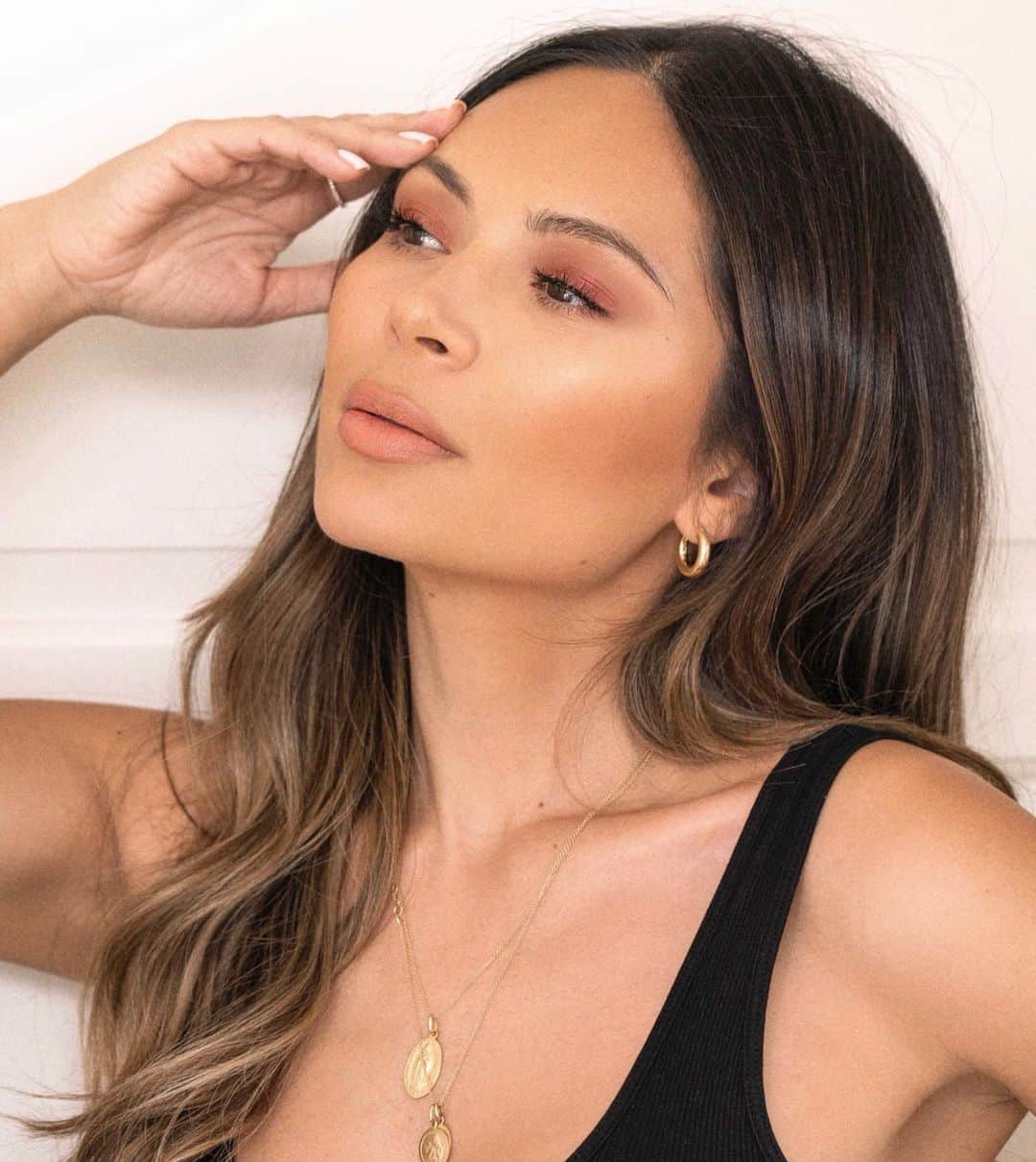 Marianna Hewittのインスタグラム：「Summer isn’t over yet ✨ I’m still getting my glow on with some bronzy makeup moments. I paired @smithandcult Sombra Shift palette (how pretty is this eyeshadow color?!) with Hydragloss for this look. #ad #smithandcult」