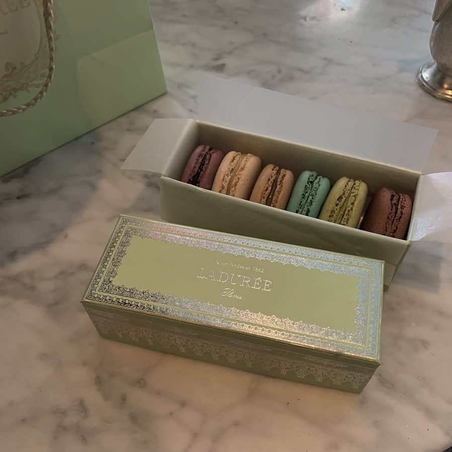 薮下柊さんのインスタグラム写真 - (薮下柊Instagram)「C’est vraiment très bon 😢🧡 : : #laduree #macarons  #nyc  #newyork」8月20日 8時20分 - __yabushita_shu__