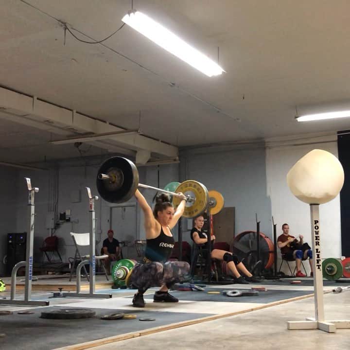マッティ・ロジャーズのインスタグラム：「My 12th set of what was supposed to be doubles. Double turned triple turned set of 4 (spoiler alert I missed the 4th). It took me basically the entire workout to get my shit together, so the extra sets on top of the original 8 were necessary. One of those days where you kind of black out for the middle section of the lift rather than being able to really feel positions. While frustrating and annoying, it’s a good lesson in taking your time to warm up. Some days it’ll just take longer for things to start clickin. Heading out to Camp Mom & Dad in the morning in Oregon & I am PUMPED!! Ready for a super tough week of training!」
