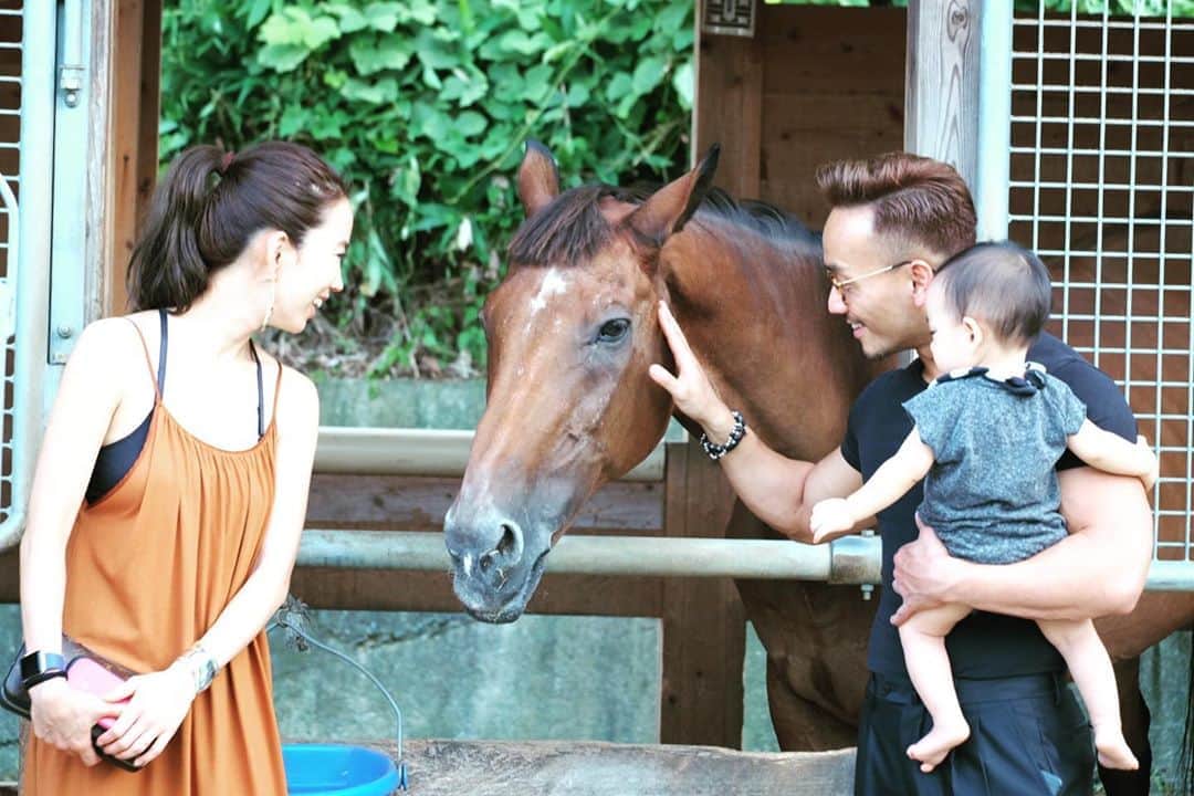 菅井悦子さんのインスタグラム写真 - (菅井悦子Instagram)「息子にとって、初のお馬さん✨ （触らせてもらう経験は私も初めて！！） 熊本の市街地から車で15分程のところに、とってもオシャレな乗馬クラブがあると聞いて、ちらり伺ってきました🥰 いつかお馬さんに乗せてもらおうね🐎  あゆみさん、ありがとうございました！  #私も乗ってみたい#乗馬#憧れる」8月20日 8時30分 - etsuko313
