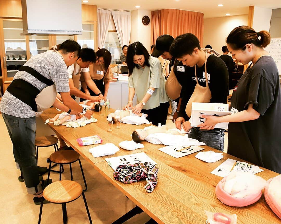 愛知県田原市さんのインスタグラム写真 - (愛知県田原市Instagram)「To greet your baby with a smile. 妊婦さんのお腹って重いんだね～  #すくっと#パパのための出産準備クラス#新米パパ#妊婦体験#エプロンじゃないよ#妊婦さんのお腹を体験できるよ#妊婦#出産#次回は、9月28日（土）#申し込みはすくっとまで #たはら暮らし *  #渥美半島#田原市#田原#伊良湖岬#伊良湖#赤羽根 #tahara#irago#akabane #サーフィン#surfing#田舎暮らし#日々の暮らし#休日の過ごし方#スローライフ#instagramjaran#igersjp#scenic_jp#菜の花浪漫街道」8月20日 8時33分 - tahara_kurashi