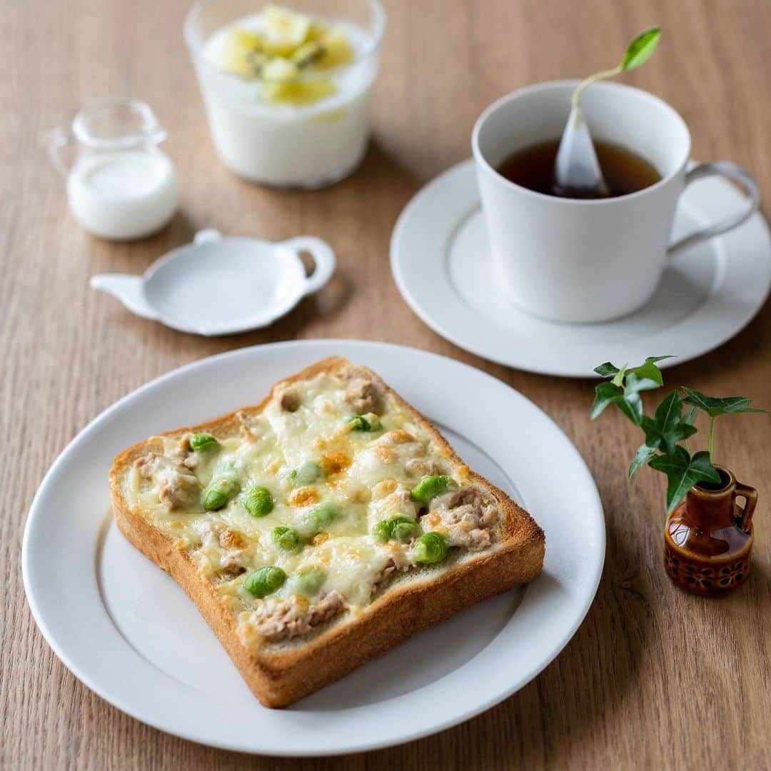 のインスタグラム：「* 2019.8.20 . 枝豆とツナ乗っけのチーズトースト。 シンプルだけど好きな組合せ。 . カップからぴょこんと出てる葉っぱが 可愛くて癒される🌱✨ (ささやかな幸せ（笑) . . . .」