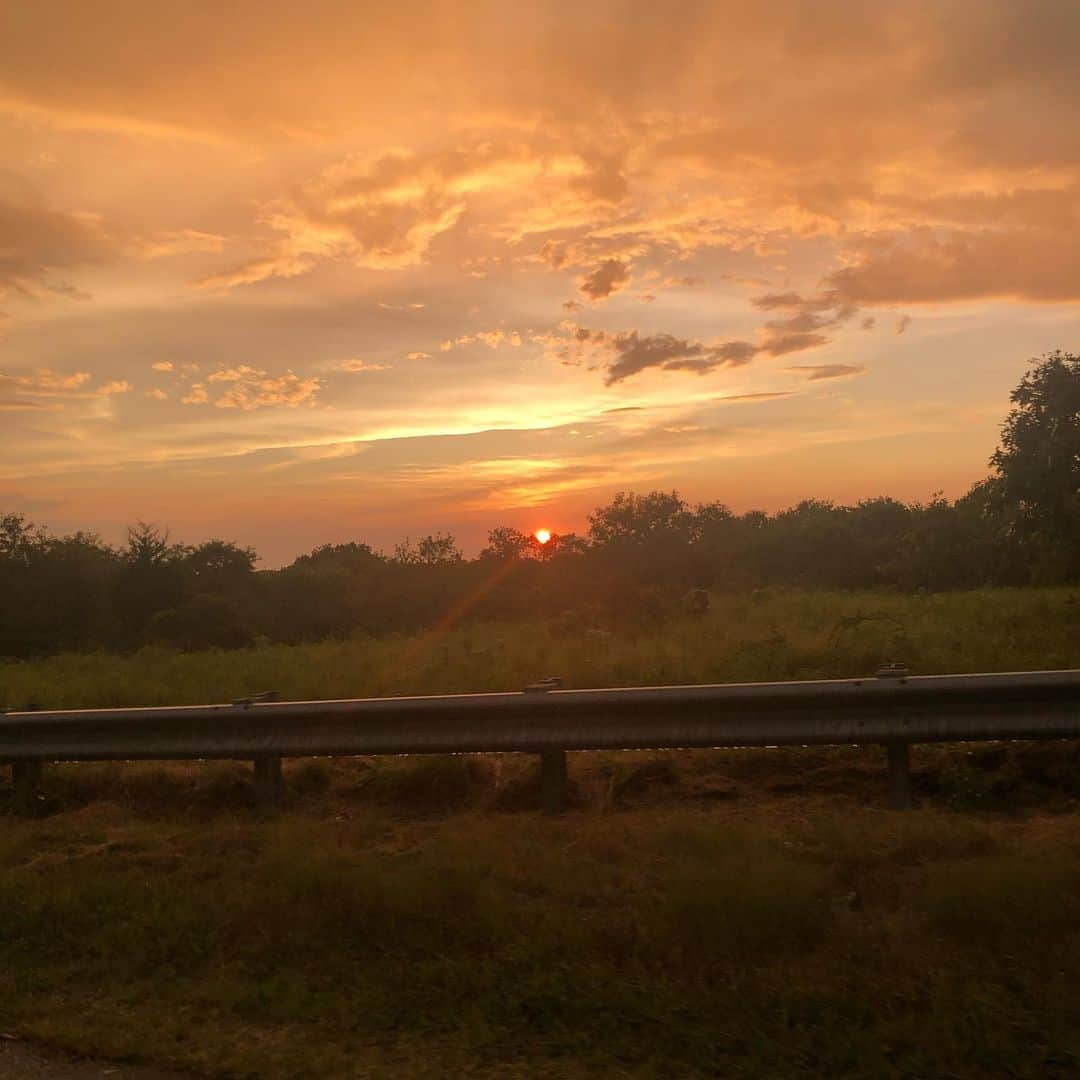 スーザン・ルッチさんのインスタグラム写真 - (スーザン・ルッチInstagram)「Montauk sunset!!! From our speeding car😍😍😍 And, all this beauty after running into great and talented forever beauty @christiebrinkley🥰」8月20日 8時40分 - therealsusanlucci