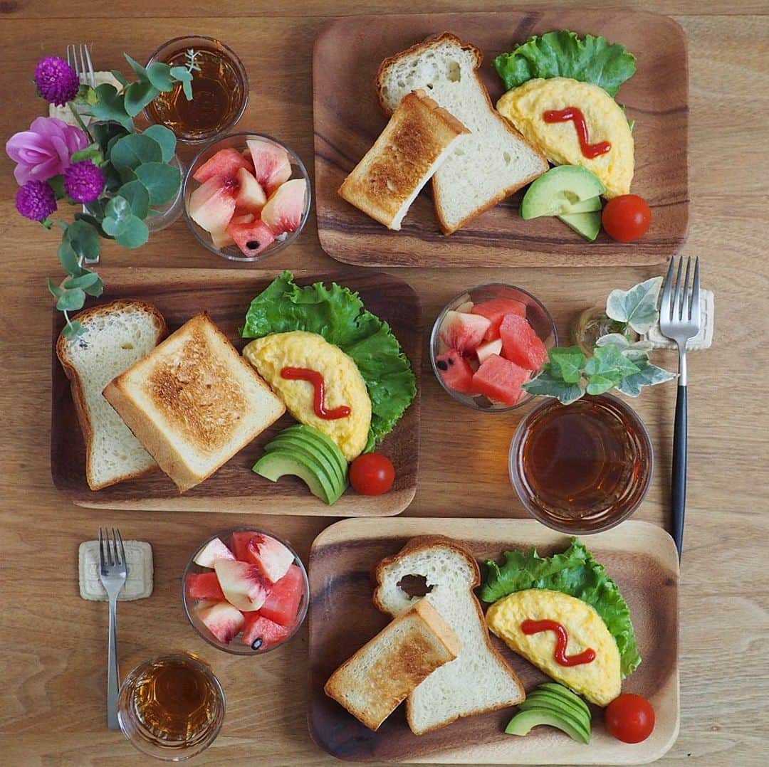 のインスタグラム：「あさごはん ・ ・ 今朝は #365日と食パン の食パン食べ比べで朝ごパン♪♪ 今日まで新宿伊勢丹の催事で 365日の限定食パンが販売されるとのことで 杉窪シェフの作るパンの大ファンとしては食べなくては✨となり買いに行きました ・ 角食はサンドウィッチトーストブレッド 山食はリッチブレッド どちらもこだわりが感じられる原材料に製法に食感で それぞれ個性が異なり美味しい😭✨ パッケージもおしゃれで楽しめました✨ ・ おかずは 目玉焼きを作ろうと思ったら 卵が２個しかなくて 冷凍庫から非常用のツルヤ(地元長野のスーパー)のオムレツを引っ張り出してきたので 今朝はものすごく手抜きモーニング (*ﾉω<*) 2019.8.20」