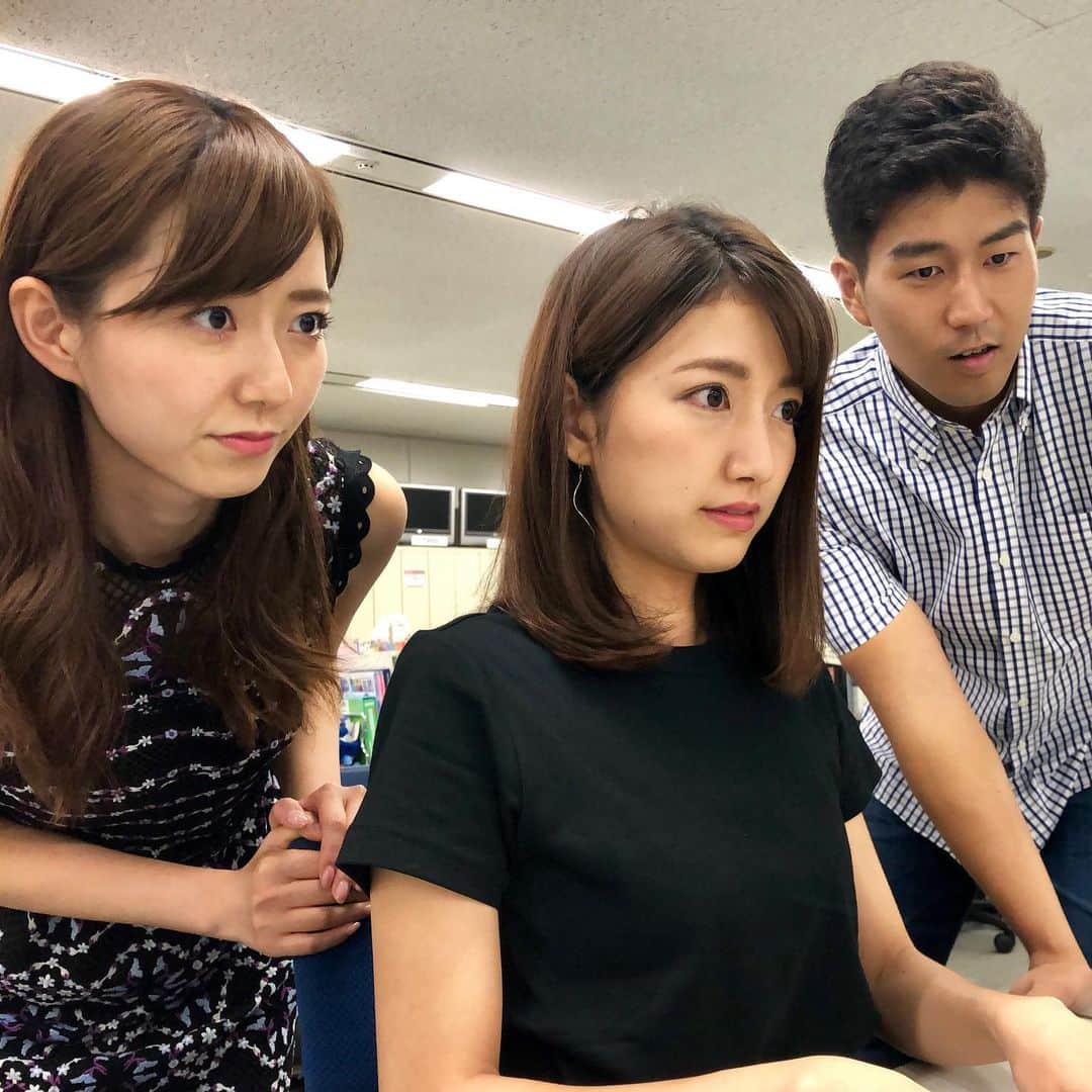 内野泰輔さんのインスタグラム写真 - (内野泰輔Instagram)「昨日のLive News αオンエア後 三田アナが事務作業をしていました。  なんとなく内田アナと覗き込みました。  #深夜のテンション #真顔  #三田友梨佳 アナ #内田嶺衣奈 アナ #フジテレビ  #livenewsα」8月20日 8時55分 - taisuke_uchino