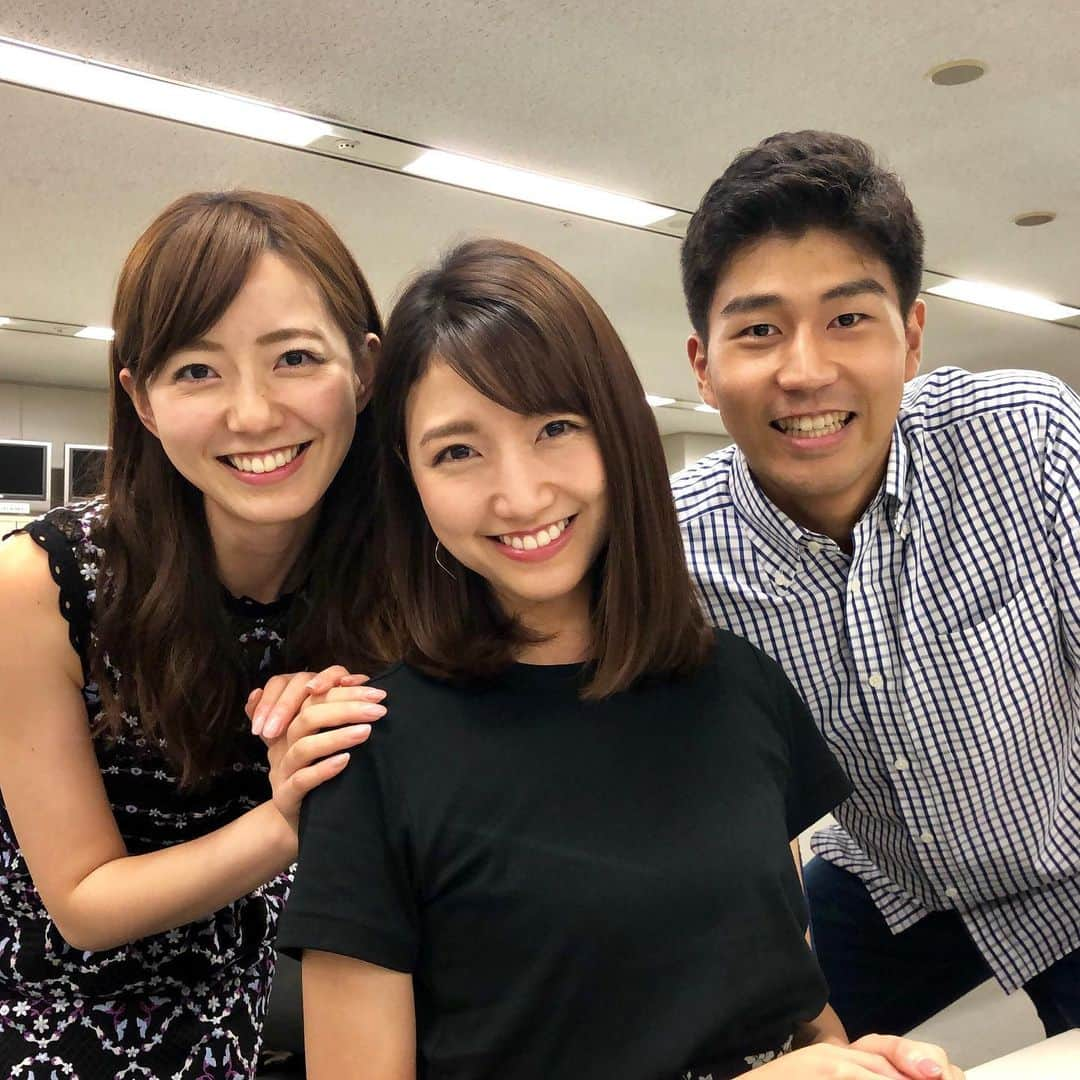 内野泰輔さんのインスタグラム写真 - (内野泰輔Instagram)「昨日のLive News αオンエア後 三田アナが事務作業をしていました。  なんとなく内田アナと覗き込みました。  #深夜のテンション #真顔  #三田友梨佳 アナ #内田嶺衣奈 アナ #フジテレビ  #livenewsα」8月20日 8時55分 - taisuke_uchino