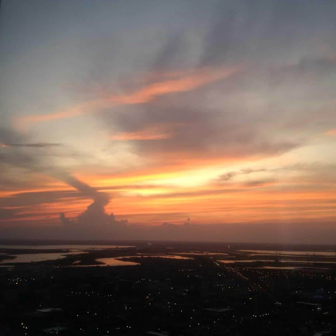 ビリー・レイ・サイラスさんのインスタグラム写真 - (ビリー・レイ・サイラスInstagram)「Look how pretty... sunset over Atlantic City.」8月20日 9時00分 - billyraycyrus