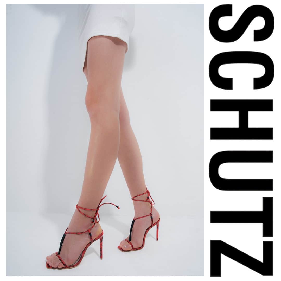 Schutzのインスタグラム：「HEAD OVER HEELS ♥️ #schutzsummer #highheels」