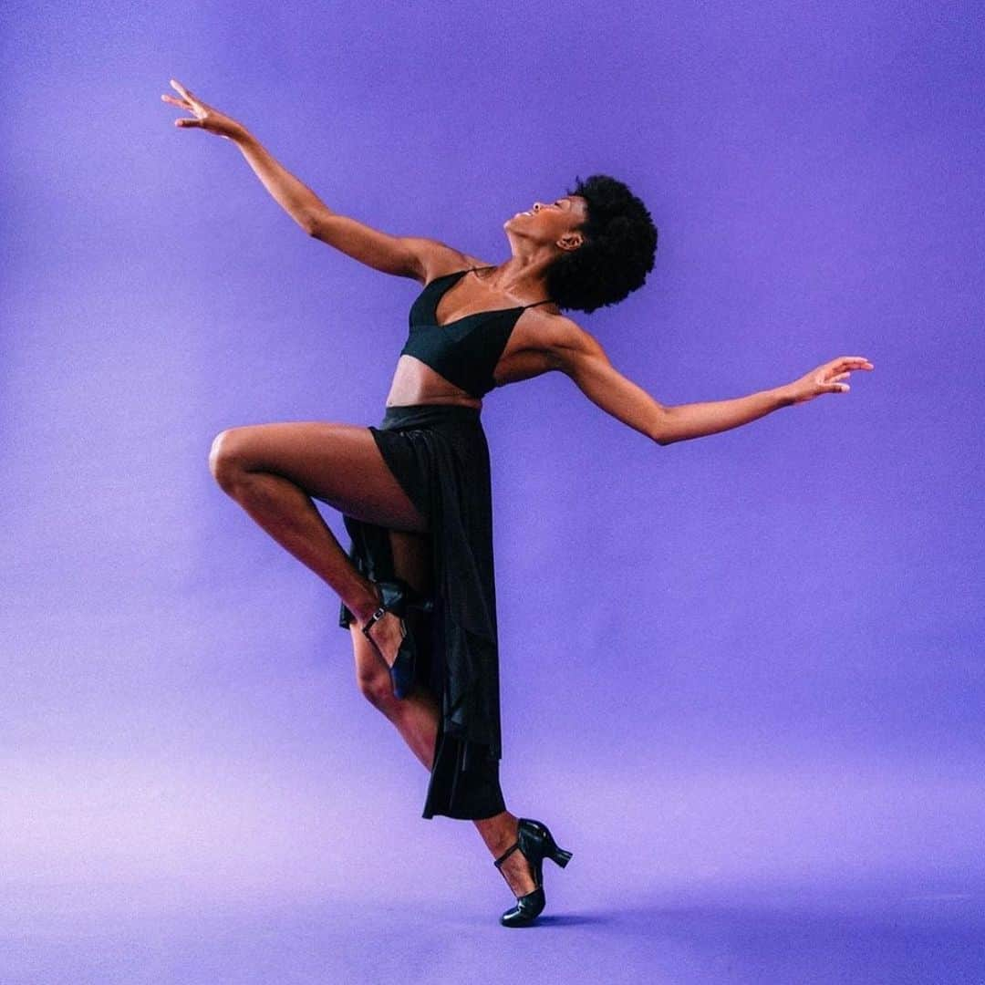 Nia Sioux Frazierさんのインスタグラム写真 - (Nia Sioux FrazierInstagram)「Today’s #RoleModelMonday is @lovingthispaige, an award-winning dancer who was diagnosed with scoliosis at the young age of 13. When doctors told Paige her best option was a surgery that involved rods being put into her spine, she realized this could end her dancing career. After deciding against surgery, Paige went through years of physical therapy and back braces. Her fierce tenacity to overcome her disorder has led her to greatness. She has performed with Beyoncé, landed her own Intel commercial, and now just made her musical theater debut at Chicago’s famed Lyric Opera, in “West Side Story.” Paige, your resilience is so incredibly inspiring!」8月20日 9時10分 - niasioux