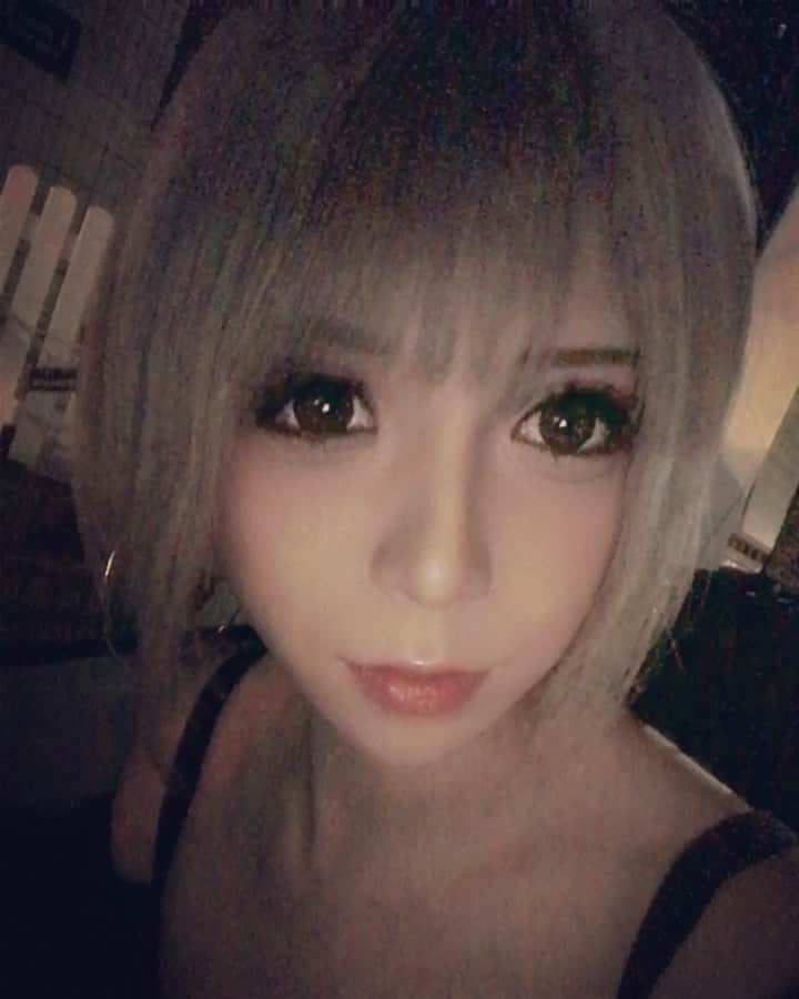 侑季美怜のインスタグラム：「・ ・ ・ タクシーって意外と盛れるの知ってた？ ・ ・ ・ #ショートのタクシーショット #初やな #最近どうしてるかって？ #ニートや #自宅警備中  #たまに外出 #たまに自撮り #たまに自炊 #たまに働く」