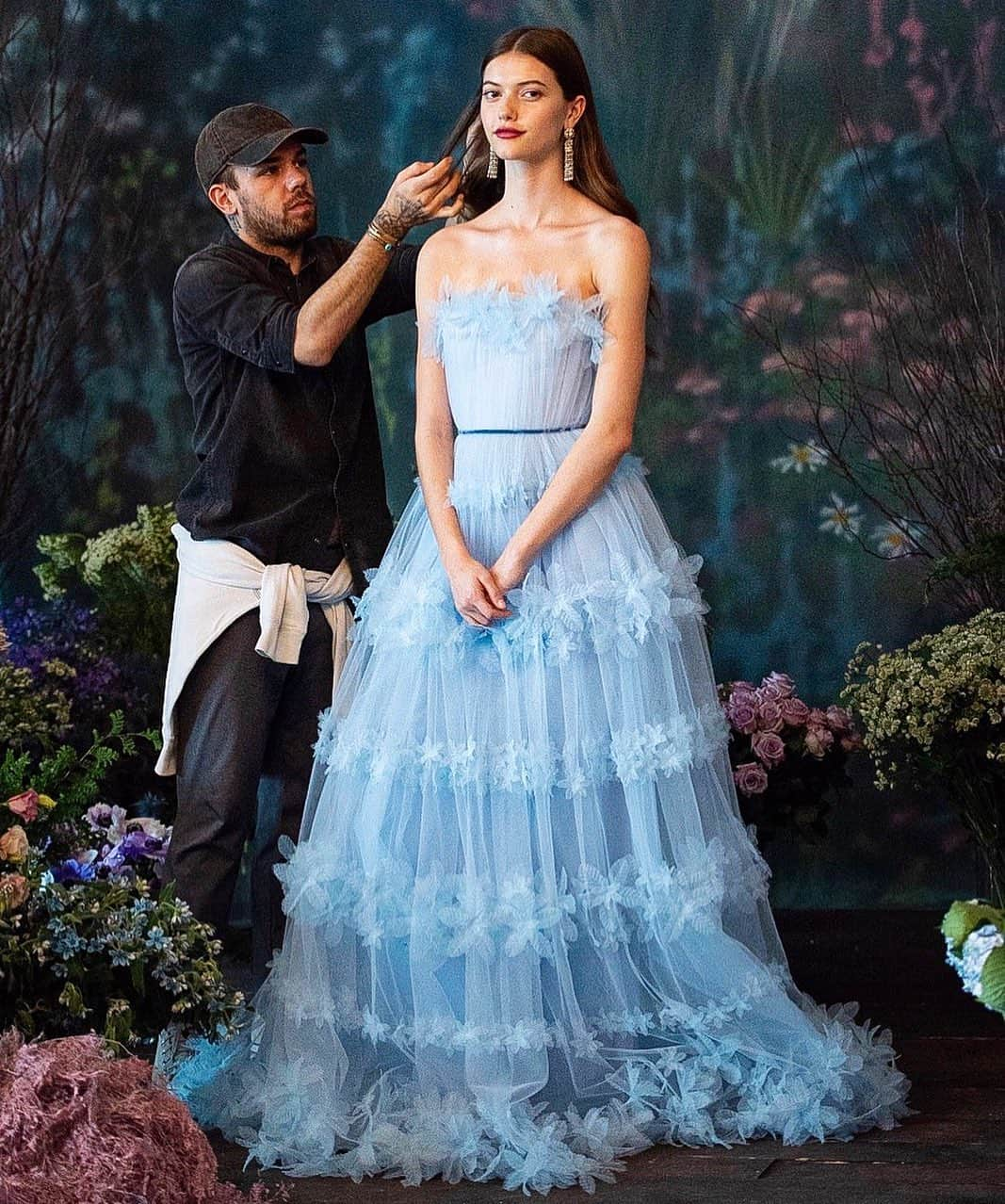 Marchesaさんのインスタグラム写真 - (MarchesaInstagram)「Finishing touches on set at the Pre-Fall 2019 Marchesa Notte shoot. Shot by @joannatotolici. #marchesa #marchesanotte」8月20日 9時16分 - marchesafashion