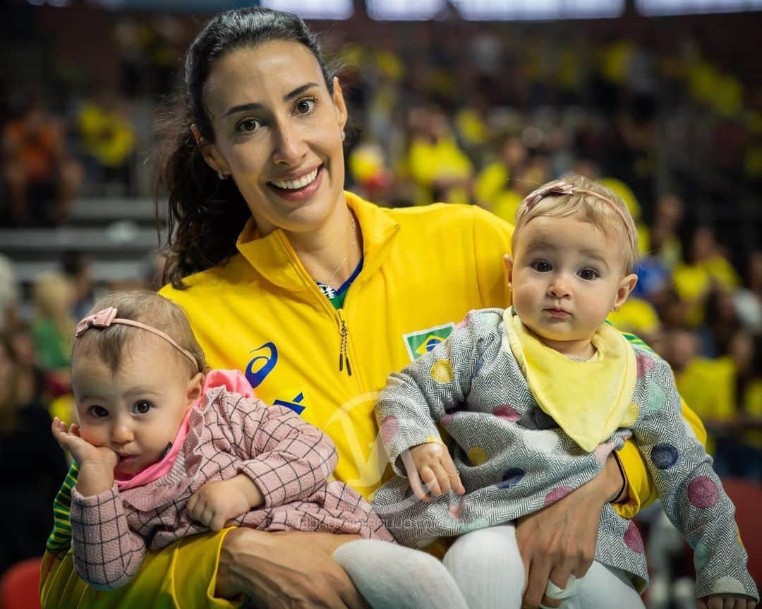 シェイラ・カストロのインスタグラム：「Nunca imaginei que um dia minhas filhas estariam no ginásio e eu jogando pela seleção, sabe aquele sonho que vc nunca teve, mas se tivesse não teria sido tão perfeito? Dois sonhos materializados, maternidade e volta as quadras. Aí junta tudo isso com seleção, ainda jogando no Brasil? Felicidade pura! #albumdalizeninna #sheillacastro #selecao #volei #maeatleta」