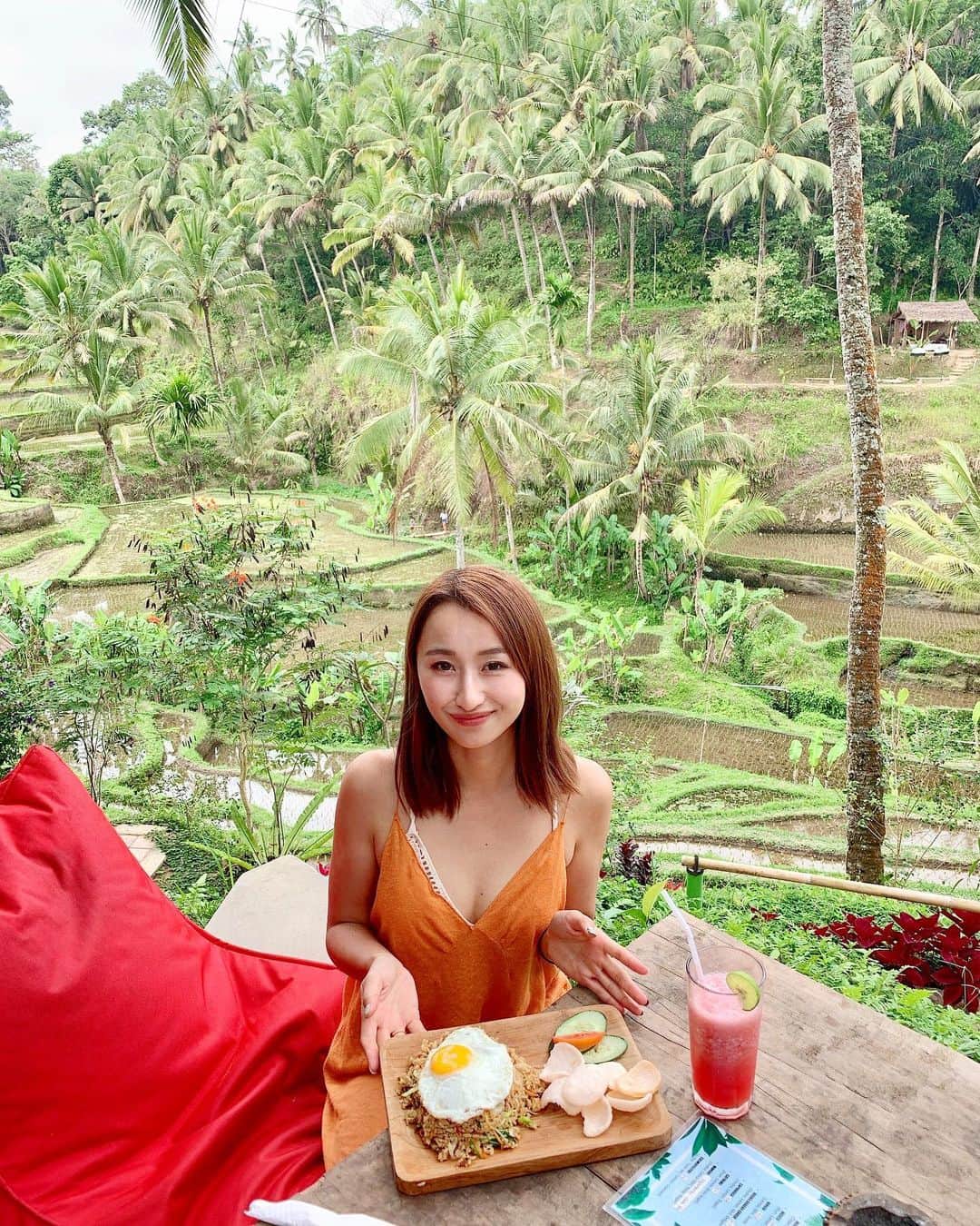 のインスタグラム：「- - 📍Tegallalang Rice Terraces バリは6回目だけど、ライステラスは初めて来た🌾 教科書でしか見たことなかった棚田、 観光客そこまで多くなかったしおすすめです✨ - 絶景を見ながらのナシゴレン美味しかった🍳❤️ スギちゃん @bali_gaido_sugi ありがとう😌 - #バリ #バリ島 #バリ土産 #リゾート #海外旅行 #旅ジョ #balitrip #bali #bali🌴 #baliindonesia #indonesia #ubud #balihotel #baligasm #balivibes #balitravel #baligolf #バリゴルフ #リゾートゴルフ #旅 #海外好き #旅行好き女子 #sae_golf_bali #riceterraces #棚田」