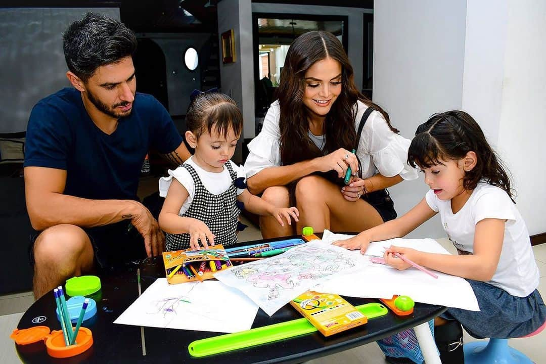 マリソル・ゴンザレスさんのインスタグラム写真 - (マリソル・ゴンザレスInstagram)「Nosotros ya estamos listos para regresar a clases y BIC ha sido nuestro mejor aliado.👨‍👩‍👧‍👧✅❤️ Y ustedes ¿Como viven el regreso a clases? 🤓 Compártanme sus fotos utilizando productos BIC y las 5 mejores fotos recibirán un súper regalo, tienen hasta el día sábado 24 de agosto  #BIC #BackToSchool #BICBackToSchool」8月20日 9時25分 - marisolglzc