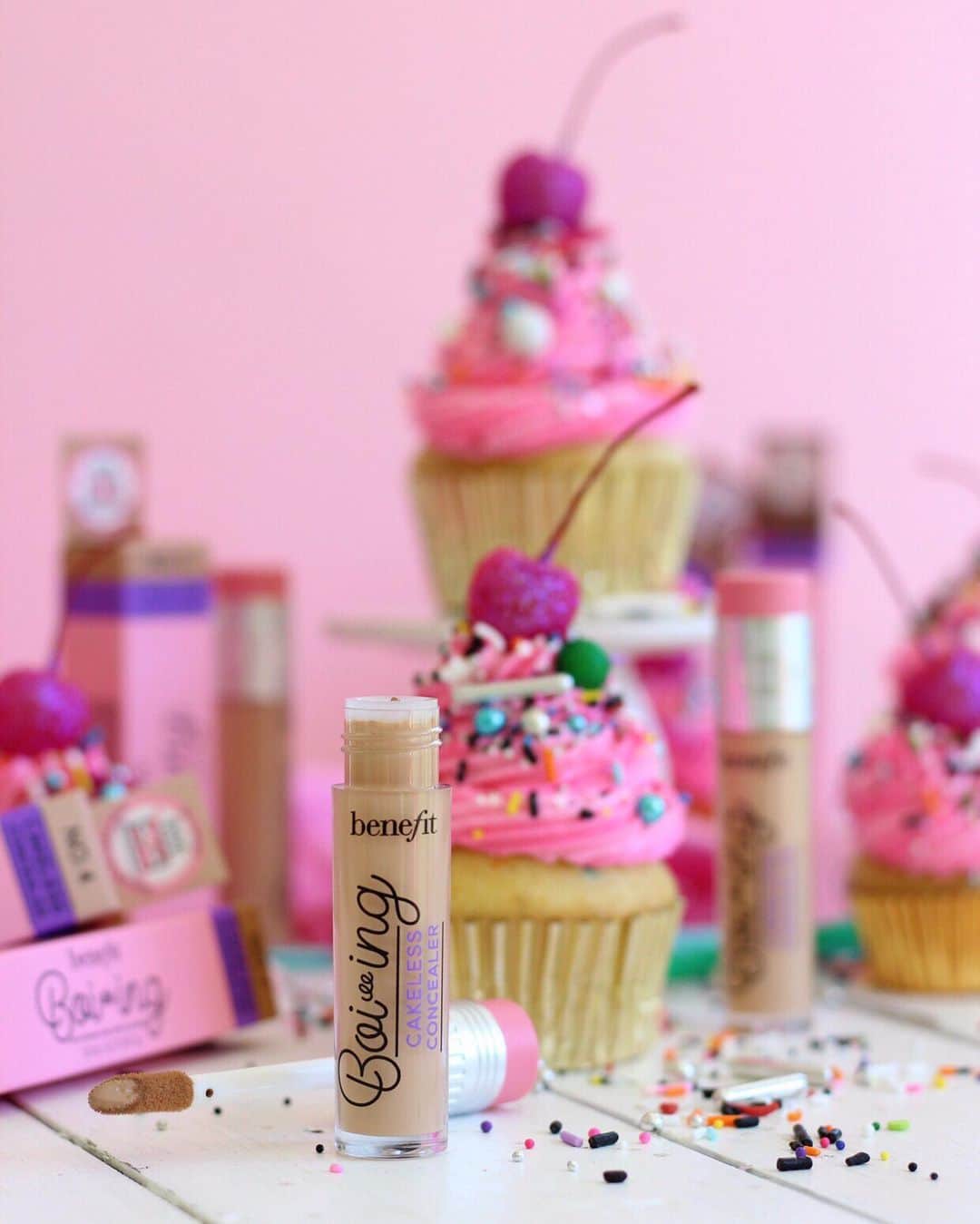 Benefit Cosmeticsさんのインスタグラム写真 - (Benefit CosmeticsInstagram)「Part of a balanced beauty diet 🧁💪 Head to @ultabeauty to get your hands on our NEW #boiing Cakeless Concealer, available now! #benefit 📸: @jonathan_caleb_cake」8月20日 9時31分 - benefitcosmetics