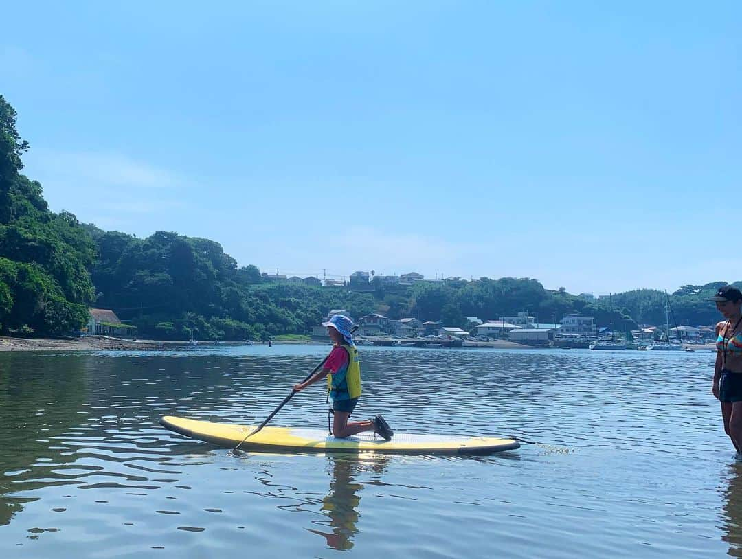 高松いくさんのインスタグラム写真 - (高松いくInstagram)「2019/8/18 日曜日も、 冒険心チャレンジ精神たっぷりな お客様がお集まり下さいました😊❤️ ありがとうございます🌈m(_ _)m✨ 🏄‍♂️ ３組親子は、 親がYogaインストラクター‼️🧘‍♀️ ２組は、強風で当日キャンセルになったにも関わらず、再度来て下さったリベンジのアキさん親子と、さつきさん親子❤️ そして、偶然また同窓会になるりえこさん親子❤️ お一人づつでご参加くださったお2人も、 Yogaスタジオに通われている方だったので、みんなでチャレンジポーズ👍 ヘッドスタンド祭りでした🙌🤣 子は、親の背中を見てますね。 やりたい！！っと前のめりになるのではなく、ひっそりと、胸に抱く 「私もやってみたい」という想い。 大人顔負けのヘッドスタンド👍 そして、スイスイ漕ぎ進められるし、 ヘトヘトのお母さんを無事にビーチへ運んでくれるたくましさ‼️ パドルの手さばきまで初めてとは思えない上達ぶり！！ 毎回毎回感動してしまう🥺 毎回毎回暑苦しいアップになってすみません🤣www でも、ここに残しておきたいんです。 ここにお集まりくださった、お一人お一人との時間、 心とSNSに残し、忘れたくない瞬間瞬間。 本当に毎回思うのは、 私だけじゃなりたたない、 みんなが抱く想いや、好奇心、言動で 盛り上げてくださり、 毎回新鮮で楽しい時間を頂いてます。 笑った分だけ深呼吸になるし！！ 残り少ないSupツアーで寂しいけれど！！ 残りの夏も、 お付き合いください❤️ ‘ ‘ With. @chill_padyoga Thank you Tomo Chan!! ‘  #週末旅行 気分 #みさきまぐろきっぷ #yoga #sup #supyoga #sea #paddleboard #misaki #aburatsubo #京急 #終点 #三崎口 #マグロ丼 #ヨガ #インストラクター #露天風呂 #夏休み #親子 の時間 #自然 #アクティビティ #子供 #才能 #可能性 #開花 #将来の選択肢 #世界 #夢 #冒険 #life #keen」8月20日 9時44分 - iku_takamatsu_trip_sup_yoga