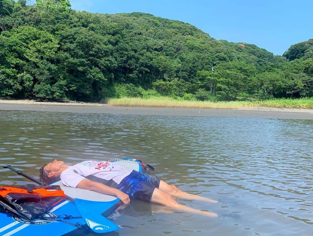 高松いくさんのインスタグラム写真 - (高松いくInstagram)「2019/8/18 日曜日も、 冒険心チャレンジ精神たっぷりな お客様がお集まり下さいました😊❤️ ありがとうございます🌈m(_ _)m✨ 🏄‍♂️ ３組親子は、 親がYogaインストラクター‼️🧘‍♀️ ２組は、強風で当日キャンセルになったにも関わらず、再度来て下さったリベンジのアキさん親子と、さつきさん親子❤️ そして、偶然また同窓会になるりえこさん親子❤️ お一人づつでご参加くださったお2人も、 Yogaスタジオに通われている方だったので、みんなでチャレンジポーズ👍 ヘッドスタンド祭りでした🙌🤣 子は、親の背中を見てますね。 やりたい！！っと前のめりになるのではなく、ひっそりと、胸に抱く 「私もやってみたい」という想い。 大人顔負けのヘッドスタンド👍 そして、スイスイ漕ぎ進められるし、 ヘトヘトのお母さんを無事にビーチへ運んでくれるたくましさ‼️ パドルの手さばきまで初めてとは思えない上達ぶり！！ 毎回毎回感動してしまう🥺 毎回毎回暑苦しいアップになってすみません🤣www でも、ここに残しておきたいんです。 ここにお集まりくださった、お一人お一人との時間、 心とSNSに残し、忘れたくない瞬間瞬間。 本当に毎回思うのは、 私だけじゃなりたたない、 みんなが抱く想いや、好奇心、言動で 盛り上げてくださり、 毎回新鮮で楽しい時間を頂いてます。 笑った分だけ深呼吸になるし！！ 残り少ないSupツアーで寂しいけれど！！ 残りの夏も、 お付き合いください❤️ ‘ ‘ With. @chill_padyoga Thank you Tomo Chan!! ‘  #週末旅行 気分 #みさきまぐろきっぷ #yoga #sup #supyoga #sea #paddleboard #misaki #aburatsubo #京急 #終点 #三崎口 #マグロ丼 #ヨガ #インストラクター #露天風呂 #夏休み #親子 の時間 #自然 #アクティビティ #子供 #才能 #可能性 #開花 #将来の選択肢 #世界 #夢 #冒険 #life #keen」8月20日 9時44分 - iku_takamatsu_trip_sup_yoga