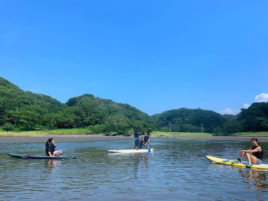 高松いくさんのインスタグラム写真 - (高松いくInstagram)「2019/8/18 日曜日も、 冒険心チャレンジ精神たっぷりな お客様がお集まり下さいました😊❤️ ありがとうございます🌈m(_ _)m✨ 🏄‍♂️ ３組親子は、 親がYogaインストラクター‼️🧘‍♀️ ２組は、強風で当日キャンセルになったにも関わらず、再度来て下さったリベンジのアキさん親子と、さつきさん親子❤️ そして、偶然また同窓会になるりえこさん親子❤️ お一人づつでご参加くださったお2人も、 Yogaスタジオに通われている方だったので、みんなでチャレンジポーズ👍 ヘッドスタンド祭りでした🙌🤣 子は、親の背中を見てますね。 やりたい！！っと前のめりになるのではなく、ひっそりと、胸に抱く 「私もやってみたい」という想い。 大人顔負けのヘッドスタンド👍 そして、スイスイ漕ぎ進められるし、 ヘトヘトのお母さんを無事にビーチへ運んでくれるたくましさ‼️ パドルの手さばきまで初めてとは思えない上達ぶり！！ 毎回毎回感動してしまう🥺 毎回毎回暑苦しいアップになってすみません🤣www でも、ここに残しておきたいんです。 ここにお集まりくださった、お一人お一人との時間、 心とSNSに残し、忘れたくない瞬間瞬間。 本当に毎回思うのは、 私だけじゃなりたたない、 みんなが抱く想いや、好奇心、言動で 盛り上げてくださり、 毎回新鮮で楽しい時間を頂いてます。 笑った分だけ深呼吸になるし！！ 残り少ないSupツアーで寂しいけれど！！ 残りの夏も、 お付き合いください❤️ ‘ ‘ With. @chill_padyoga Thank you Tomo Chan!! ‘  #週末旅行 気分 #みさきまぐろきっぷ #yoga #sup #supyoga #sea #paddleboard #misaki #aburatsubo #京急 #終点 #三崎口 #マグロ丼 #ヨガ #インストラクター #露天風呂 #夏休み #親子 の時間 #自然 #アクティビティ #子供 #才能 #可能性 #開花 #将来の選択肢 #世界 #夢 #冒険 #life #keen」8月20日 9時44分 - iku_takamatsu_trip_sup_yoga