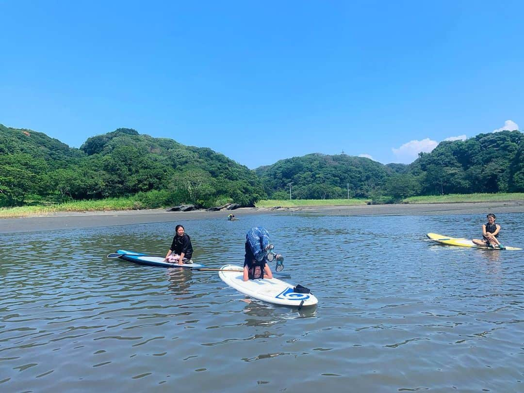 高松いくさんのインスタグラム写真 - (高松いくInstagram)「2019/8/18 日曜日も、 冒険心チャレンジ精神たっぷりな お客様がお集まり下さいました😊❤️ ありがとうございます🌈m(_ _)m✨ 🏄‍♂️ ３組親子は、 親がYogaインストラクター‼️🧘‍♀️ ２組は、強風で当日キャンセルになったにも関わらず、再度来て下さったリベンジのアキさん親子と、さつきさん親子❤️ そして、偶然また同窓会になるりえこさん親子❤️ お一人づつでご参加くださったお2人も、 Yogaスタジオに通われている方だったので、みんなでチャレンジポーズ👍 ヘッドスタンド祭りでした🙌🤣 子は、親の背中を見てますね。 やりたい！！っと前のめりになるのではなく、ひっそりと、胸に抱く 「私もやってみたい」という想い。 大人顔負けのヘッドスタンド👍 そして、スイスイ漕ぎ進められるし、 ヘトヘトのお母さんを無事にビーチへ運んでくれるたくましさ‼️ パドルの手さばきまで初めてとは思えない上達ぶり！！ 毎回毎回感動してしまう🥺 毎回毎回暑苦しいアップになってすみません🤣www でも、ここに残しておきたいんです。 ここにお集まりくださった、お一人お一人との時間、 心とSNSに残し、忘れたくない瞬間瞬間。 本当に毎回思うのは、 私だけじゃなりたたない、 みんなが抱く想いや、好奇心、言動で 盛り上げてくださり、 毎回新鮮で楽しい時間を頂いてます。 笑った分だけ深呼吸になるし！！ 残り少ないSupツアーで寂しいけれど！！ 残りの夏も、 お付き合いください❤️ ‘ ‘ With. @chill_padyoga Thank you Tomo Chan!! ‘  #週末旅行 気分 #みさきまぐろきっぷ #yoga #sup #supyoga #sea #paddleboard #misaki #aburatsubo #京急 #終点 #三崎口 #マグロ丼 #ヨガ #インストラクター #露天風呂 #夏休み #親子 の時間 #自然 #アクティビティ #子供 #才能 #可能性 #開花 #将来の選択肢 #世界 #夢 #冒険 #life #keen」8月20日 9時44分 - iku_takamatsu_trip_sup_yoga