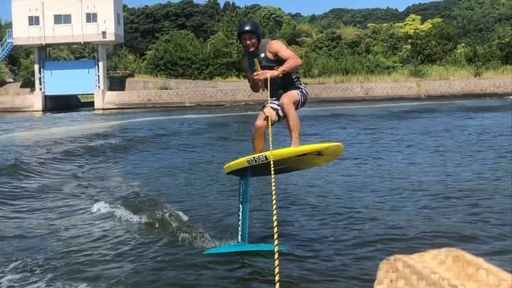 のインスタグラム：「小型ボートでの #wakefoiling に初挑戦。パワーゾーン探しにてこずるも何とかショートフライト成功。まだまだ軸が定まらずロープに頼りっぱなしだけどこれはこれで上半身引きつけトレーニングになりますね💪  Challenge for small boat wakefoiling ! 🏄‍♂️ ＠amoundson NUBBY 4.6 ✈️ @neil GLIDE SURF（front:L back:S） #浮遊層 #日々挑戦 #foil #hydrofoil #foilsurfing #boatsurfing #体幹トレーニング #foiljitsu #loyaltothefoil #ヤヴァイブス #yavibes #鳥取 #farside #隼人塾 #トラロープ」