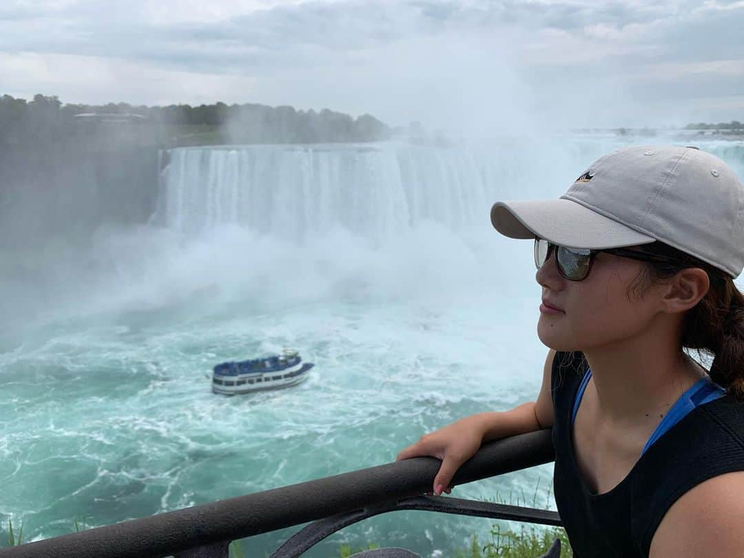 山口すず夏さんのインスタグラム写真 - (山口すず夏Instagram)「・ 昨日ナイアガラの滝に16年ぶりに行ってきました！ そんな大昔の事なんか全く覚えてないので、初めて見た感じでとても感動しました🥺💖 船に乗ろうと思ったけど、今回は時間がなかったので、次来た時に船に乗るのと滝の裏側に行ってみたいです😊 ・ そして今日は、CP Women's Openのマンデー予選でした。70で予選通過できました‼︎久しぶりの試合で、久しぶりにアンダーが出て、距離はちょっと短かったけど、でもだいぶ兆しが見えてきました！ 自信を持って振り切れば何の問題もないのに、私はなぜか弱気になってしまう…でもそれも克服できてきたので、後はゴルフを心の底から楽しむ事が大事だなと思いました😊 今週も精一杯頑張ります！💪 ・ #lpga#canada#niagarafalls#golf#練習ラウンドでたまたま同じ組合わせだった坊や達#めちゃめちゃ可愛い笑#弟めちゃ面白い笑#こんないいコースでこんな小さい時から自由にゴルフ出来る環境が羨ましい#ゴルフが好き#というのが伝わる#試合楽しみ#頑張ります#あ#3枚目のスカし写真#スルーしてね#撮ってみたかったやつ笑」8月20日 9時52分 - suzuka.yamaguchi