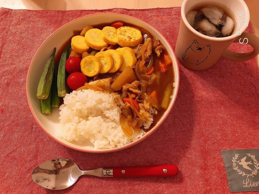 高橋茉奈さんのインスタグラム写真 - (高橋茉奈Instagram)「＊ 昨日のご飯は夏野菜カレー🍛💓 カレーの中にはアスパラが入ってて、 外の赤黄緑はトマト、黄ズッキーニ、 オクラです♥︎見るのも楽しいカレー！ おじさんも喜んでくれて、おかわりしてました🥺💕 #셀카#셀피#나#일상#여자#24살#94년생#일본인#패션#얼짱#셀스타그램#얼스타그램#인스타그램#맞팔은댓글#茉奈飯」8月20日 9時59分 - 94.05.28