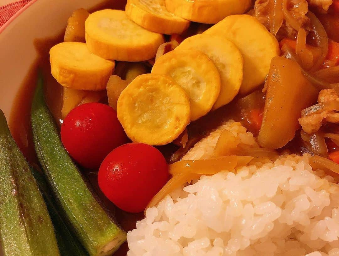 高橋茉奈さんのインスタグラム写真 - (高橋茉奈Instagram)「＊ 昨日のご飯は夏野菜カレー🍛💓 カレーの中にはアスパラが入ってて、 外の赤黄緑はトマト、黄ズッキーニ、 オクラです♥︎見るのも楽しいカレー！ おじさんも喜んでくれて、おかわりしてました🥺💕 #셀카#셀피#나#일상#여자#24살#94년생#일본인#패션#얼짱#셀스타그램#얼스타그램#인스타그램#맞팔은댓글#茉奈飯」8月20日 9時59分 - 94.05.28