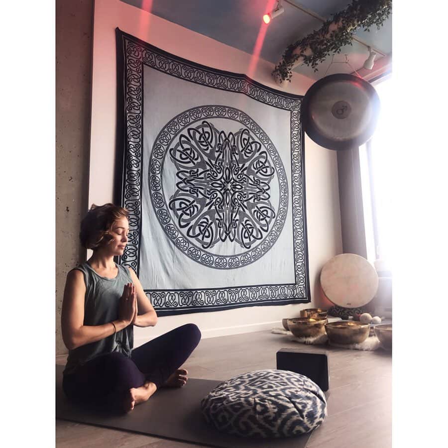 オータム・リーザーさんのインスタグラム写真 - (オータム・リーザーInstagram)「Um, what? Vancouver has an awesome new meditation studio!🧘🏻‍♀️! @zendenmeditation made me so happy. And centered. And grateful for all of you out there committed to bringing mindfulness, prayer and kindness to your week. 💖 . #vancouver #canada #bc #meditation #zen #yoga #reiki #spirit #spirituality #prayer #god #soul #universe #zenden #gastown #vancouveryoga」8月20日 10時12分 - autumn_reeser