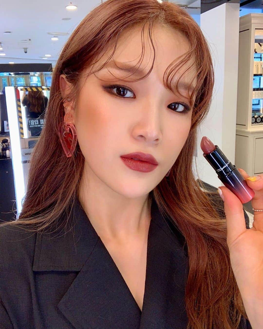 M·A·C Cosmetics Hong Kongさんのインスタグラム写真 - (M·A·C Cosmetics Hong KongInstagram)「#愛你唇膏，一試鍾情💄今個夏天繼續將奶茶系 item 放入化妝袋☕#愛你唇膏 #409 #CoffeeandCigs 為你嘅櫻唇塗上可可奶茶色，配襯著奶茶色胭脂 #HushedTone 同灰棕色眼影 #Espresso，輕鬆化出優雅風格的淡雅奶茶妝容！ Product mentioned: #愛你唇膏 #LoveMeLipstick in #409 #CoffeeandCigs 可可奶茶色 - HK$160 #ExtraDimensionBlush in #HushedTone - HK$240 #MACEyeShadow in #Espresso - HK$160 #愛你唇膏 #酷愛自己 #MACLOVEME #MACHongKong Regram: @y_h_ran Hey sugar, would you like some pearls with that? ☕Like your lipsticks like you like your milk tea - sweet, with a splash of milk and NEVER ENOUGH!! A splash of #CoffeeandCigs is the perfect ingredient to add to your Love Me Lipstick collection this summer, along with a pinch of #ExtraDimensionBlush in #HushedTone and #MACEyeShadow in #Espresso☕」8月20日 10時08分 - maccosmeticshk