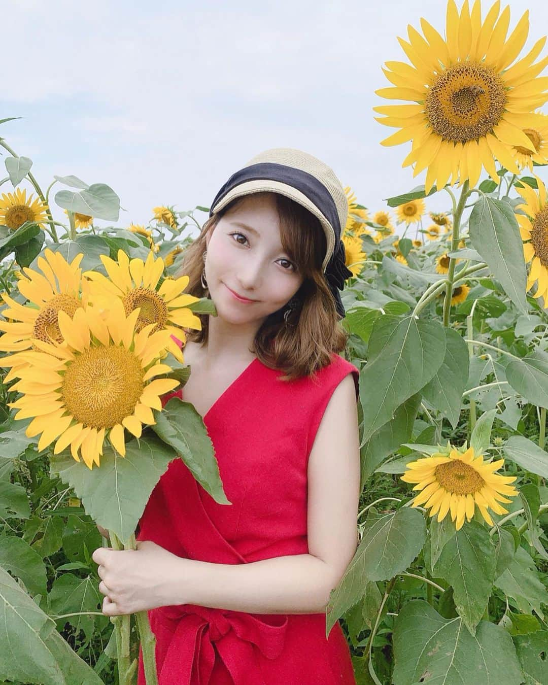 堀みづきさんのインスタグラム写真 - (堀みづきInstagram)「昔から向日葵が一番大好きなお花🌻 太陽に向かって真っ直ぐ咲いている向日葵をみると元気が出ます♡ #ひまわり #ひまわり畑 #向日葵 #座間市ひまわり畑」8月20日 10時11分 - mizuki_027