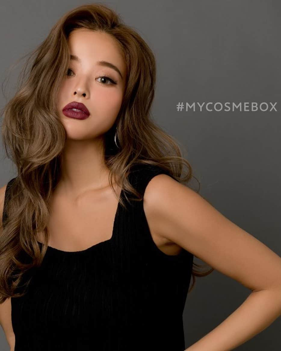 佐野真依子さんのインスタグラム写真 - (佐野真依子Instagram)「きのうは少し秋を意識したカラー MYCOSMEBOX 『DATE』を塗ったよ💋 日本人に合う 絶妙ボルドーLIP💋 今までつけたことのある ボルドー系の 色味の中で一番大好き！！ 夏から秋気分に ボルドーカラーが セクシーヘルシーでおススメです❤︎ 程よくダークな大人LIP❤︎ NEWカラーとSETで今なら 25%OFFで購入できます💋 --------------------- NEW colorSango20％off ！！ 3,974円(税込)→3,180円(税込20%off)  新色Sangoと他の既存色を 同時購入で25%off！！ 2本で7,948円(税込)→5,961円(税込25%off)🛒 --------------------- 8月末までのお得な機会にぜひ @mycosmebox_official  をお試しいただけたら 嬉しいです❤︎ 購入は @mycosmebox_official  のTOPのURLからアクセス してみてね💋 #mycosmebox  @mycosmebox_official」8月20日 10時15分 - sanomaisanomai