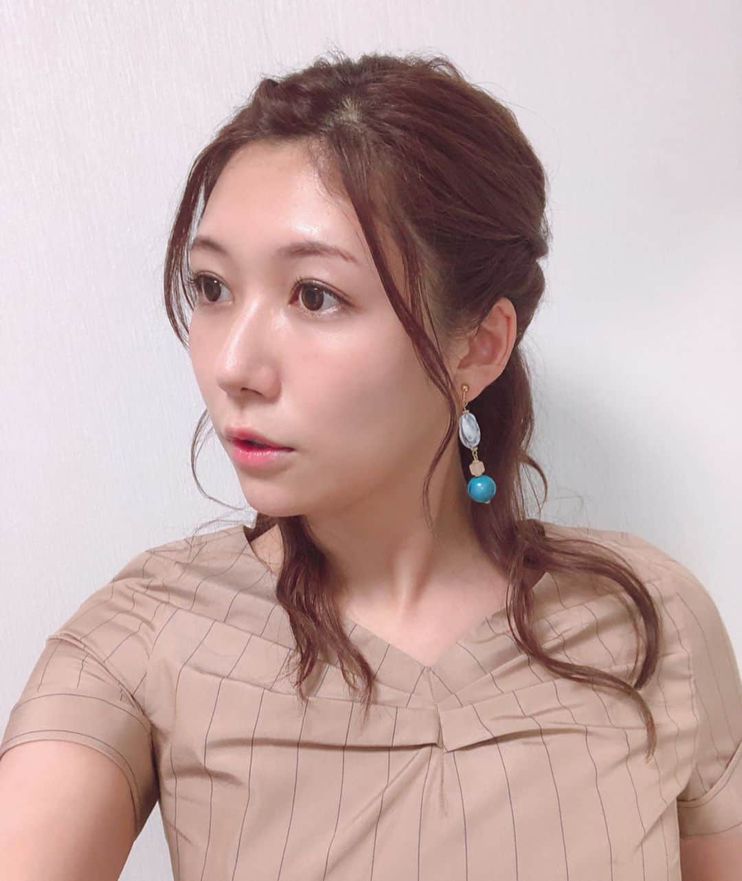 のインスタグラム：「<hair style> ハーフアップ！デコ出し！  #アベプラ #abematv  #weather #weatherforecast #気象予報士 #穂川果音 #instastyle #instahair  #ヘアアレンジ #巻き髪 #hair #hairstyle #hairarrange #ほかのん #hairstyles #イヤリング #hairstyling #おしゃれ #夏コーデ #ダウンスタイル #ハーフアップ  #巻き髪アレンジ #編み込みアレンジ #デコ出し #でこ出しスタイル」
