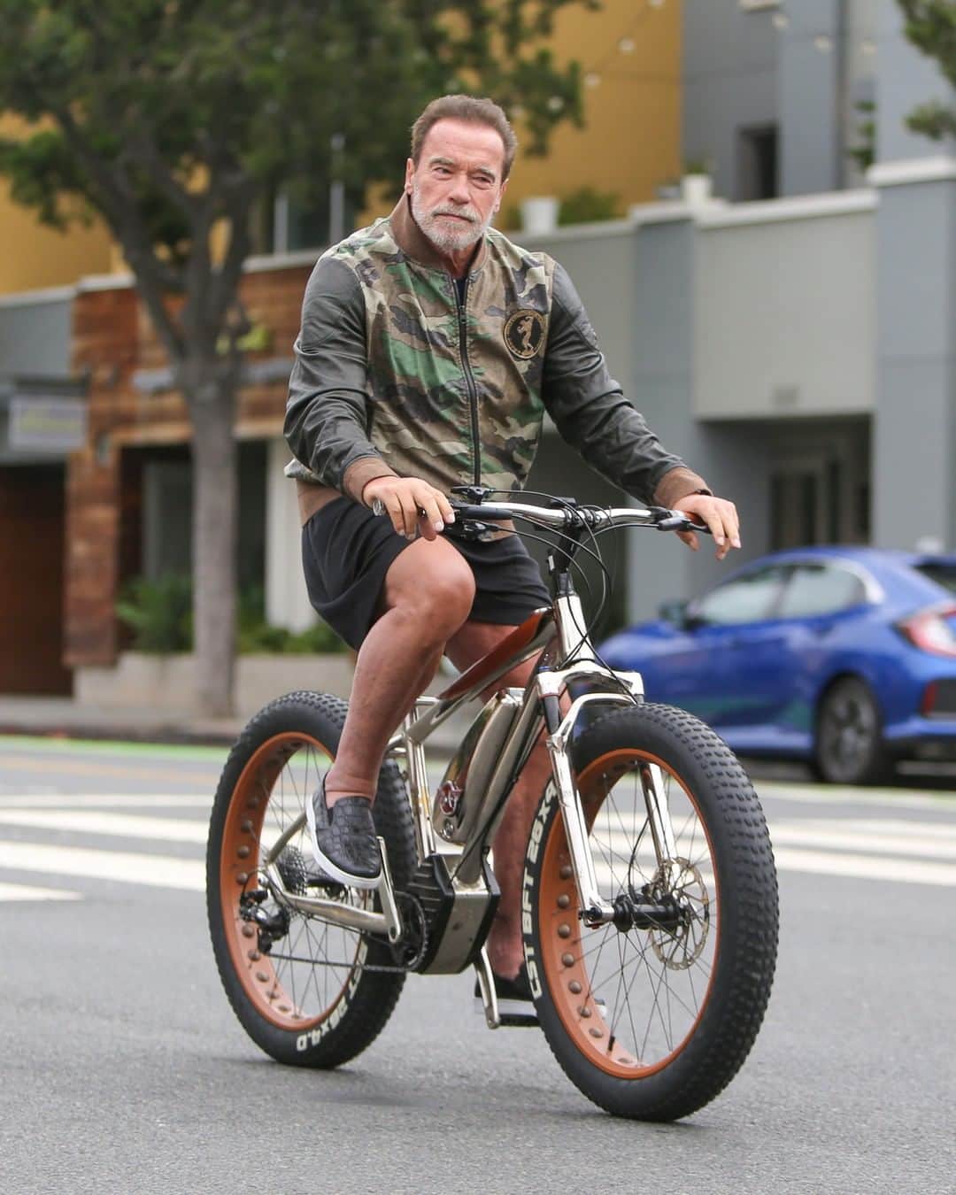 GQさんのインスタグラム写真 - (GQInstagram)「[Extremely Arnold Schwarzenegger voice] I'll be bike. #BigFitoftheDay」8月20日 10時30分 - gq