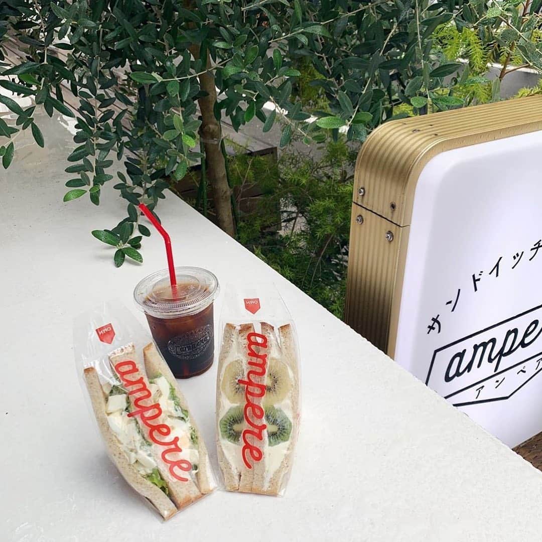 isutaさんのインスタグラム写真 - (isutaInstagram)「. 渋谷にある「サンドイッチとコーヒーampere（ @ampere_coffee ）」をご紹介♡ . こだわりのつまった自家製のサンドイッチとバリスタが淹れる美味しいコーヒーが楽しめるお店です♩ . ランチタイムに食べたいサンドイッチやホットサンド、軽食としてもぴったりなフルーツサンドまで種類豊富に揃っています❤︎ . また、夏に飲みたいクリームソーダやコーヒーフロートもあるので、お散歩がてら立ち寄ってみてもいいですね！ _____ サンドイッチとコーヒーampere open：月〜金 9:00〜18:00 / 土 10:00〜17:00 close：日曜・祝日 access：東京都渋谷区渋谷2丁目6-6 1F Good Morning Building _____ photo by  @kanon.36m  @it_sd8 @hana__55 . isutaのwebサイトでは、おすすめのコーデから可愛いカフェまでたくさんの情報をお届けしています！ また、isutaのオリジナルグッズも販売中！ ぜひisutaのwebサイトからチェックしてみてください♩  流行のアイテムやスポットの写真にはハッシュタグ#isutapic を付けるか @isuta_jp をタグ付けして教えてね❤︎ . #isuta #isutapic #isucafe #イスタ #isuta_東京カフェ #isuta_東京 #ampere #渋谷カフェ」8月20日 10時22分 - isuta_jp