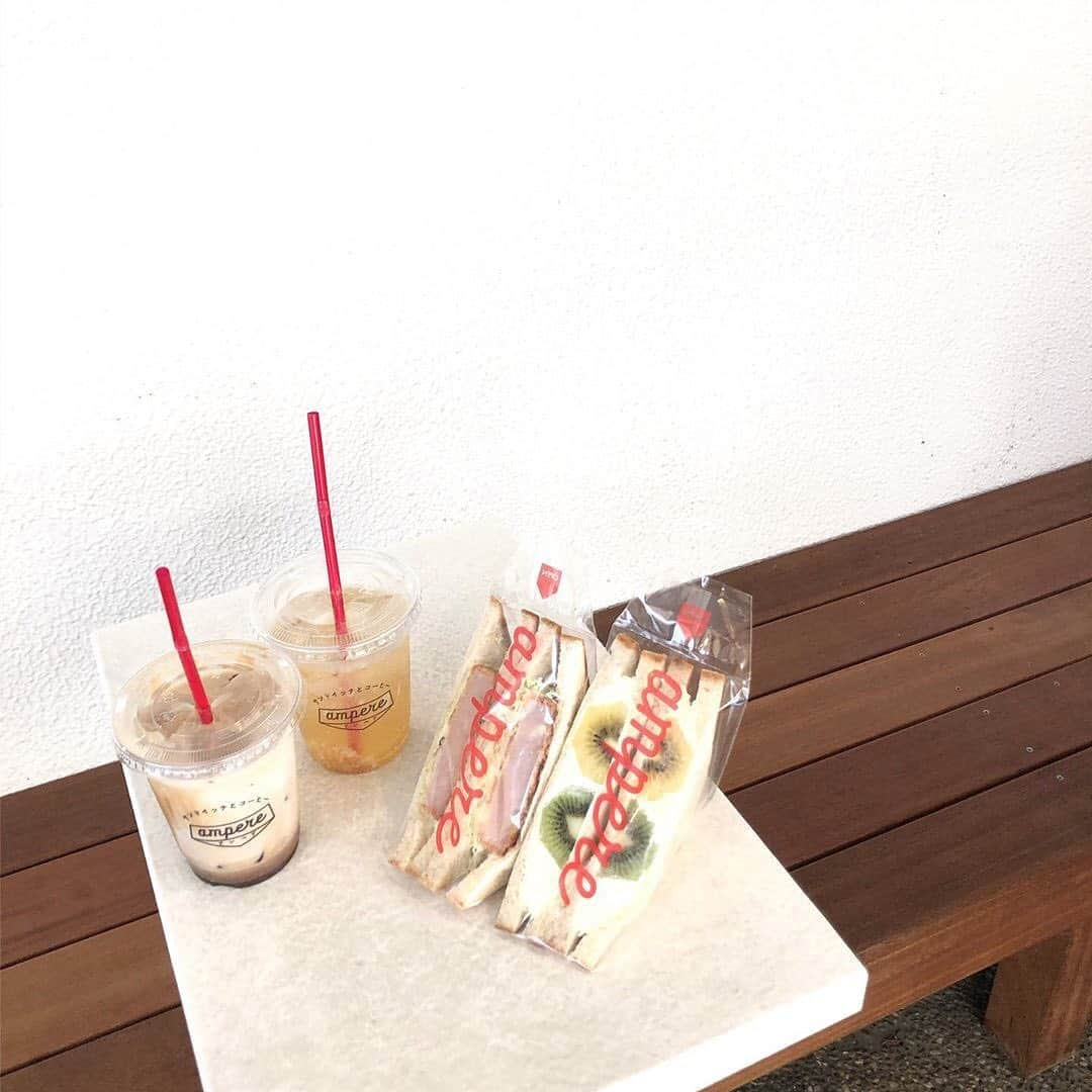 isutaさんのインスタグラム写真 - (isutaInstagram)「. 渋谷にある「サンドイッチとコーヒーampere（ @ampere_coffee ）」をご紹介♡ . こだわりのつまった自家製のサンドイッチとバリスタが淹れる美味しいコーヒーが楽しめるお店です♩ . ランチタイムに食べたいサンドイッチやホットサンド、軽食としてもぴったりなフルーツサンドまで種類豊富に揃っています❤︎ . また、夏に飲みたいクリームソーダやコーヒーフロートもあるので、お散歩がてら立ち寄ってみてもいいですね！ _____ サンドイッチとコーヒーampere open：月〜金 9:00〜18:00 / 土 10:00〜17:00 close：日曜・祝日 access：東京都渋谷区渋谷2丁目6-6 1F Good Morning Building _____ photo by  @kanon.36m  @it_sd8 @hana__55 . isutaのwebサイトでは、おすすめのコーデから可愛いカフェまでたくさんの情報をお届けしています！ また、isutaのオリジナルグッズも販売中！ ぜひisutaのwebサイトからチェックしてみてください♩  流行のアイテムやスポットの写真にはハッシュタグ#isutapic を付けるか @isuta_jp をタグ付けして教えてね❤︎ . #isuta #isutapic #isucafe #イスタ #isuta_東京カフェ #isuta_東京 #ampere #渋谷カフェ」8月20日 10時22分 - isuta_jp