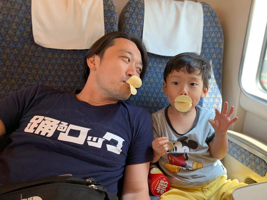のインスタグラム：「アヒルさん🐤﻿ ﻿ ﻿ ﻿ ﻿ #絵文字はひよこ﻿ #適当﻿ ﻿ #踊るロック  ってなに？  _____________  #サンダーバード #息子はこれを新幹線と呼ぶ」
