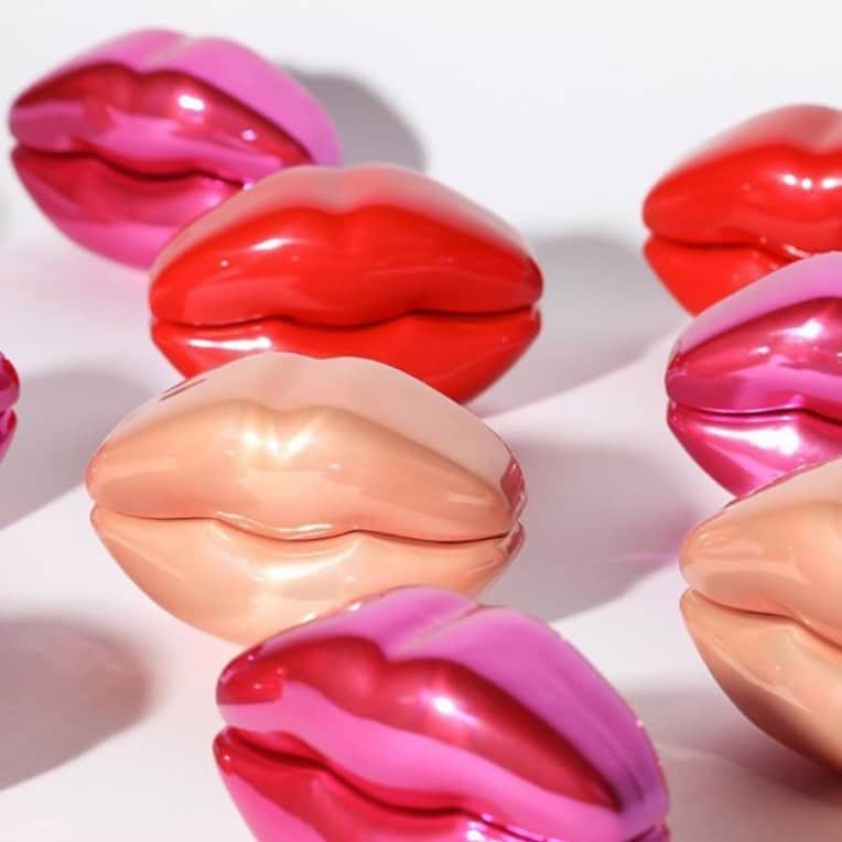 クリス・ジェンナーさんのインスタグラム写真 - (クリス・ジェンナーInstagram)「Obsessed with the new Kylie Jenner by KKW Fragrance scents!! Can’t pick a favorite... they are all so delicious! #repost @kkwfragrance KYLIE JENNER BY KKW FRAGRANCE. Three vibrant lip-shaped 30mL bottles for $40 each in red, pink and nude. Launching this Friday, 08.23 at 12PM PST at KKWFRAGRANCE.COM #KKWFXKYLIE」8月20日 10時26分 - krisjenner