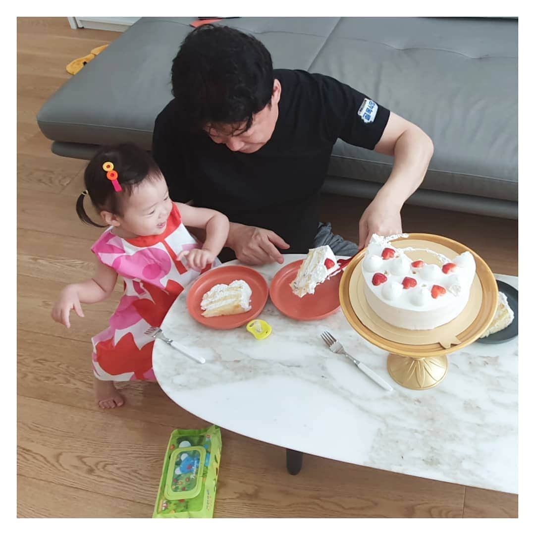 ソ・ユジンさんのインスタグラム写真 - (ソ・ユジンInstagram)「아빠생일축하해요 ^^ !!! 용희의 카드선물 💕~ 서현이는 글자퍼즐선물 😆 난 새벽부터 정신없이 음식~ ㅎㅎ 🥘🍚 세은이땜에 케이크초를 10번도 더 불고 ~ 시끌시끌 백주부 생일 아침파티 🎂♡ #백주부 #용희_  #서현이_  #세은이_」8月20日 10時28分 - yujin_so