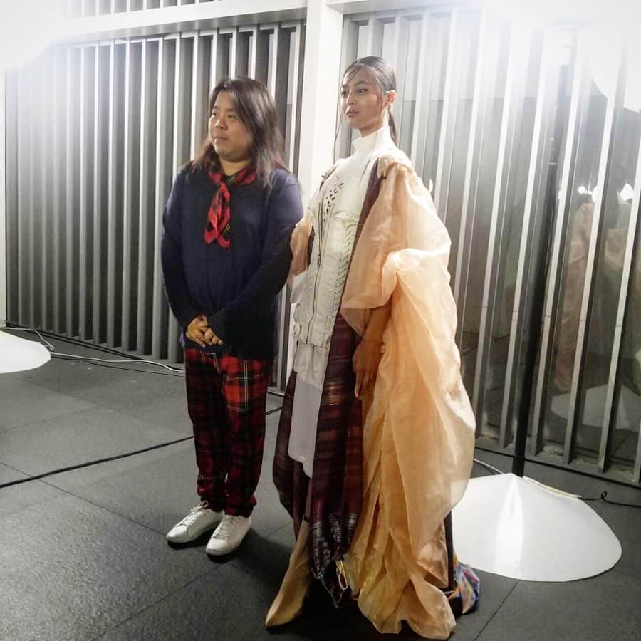のインスタグラム：「Thank you Thai royal embassy for having me and such an honor to be @prapakas model for Thai silk night in Tokyo Japan 🇯🇵 🇹🇭 Thailand is special country to me and always amazed by their creativity and beauty of its culture. I need to get a thai silk dress when I go Thailand next ! Its cool, light, beautiful and comfortable textile ❤️ 東京のタイシルクの夜 ! デザイナー @prapakas のモデルとしてランウェイを歩けて光栄でした。🇯🇵🇹🇭タイは私にとって特別な国です。その文化の創造性と美しさにいつも驚いています。 次にタイに行くときはタイシルクのドレス探そう〜 ！！クールで、軽く、美しく、快適なテキスタイル❤️@tourismthailand  #thaisilk #thaisilkdress #thaitextile #thailand #japan #prapakas #amazingthailand #fashionshow #タイシルク @amazingthailandjp」