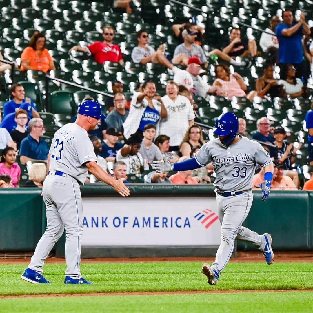 カンザスシティ・ロイヤルズさんのインスタグラム写真 - (カンザスシティ・ロイヤルズInstagram)「First big-league homer with the fam in the crowd! Congrats, Nick. 👏 #AlwaysRoyal」8月20日 10時32分 - kcroyals