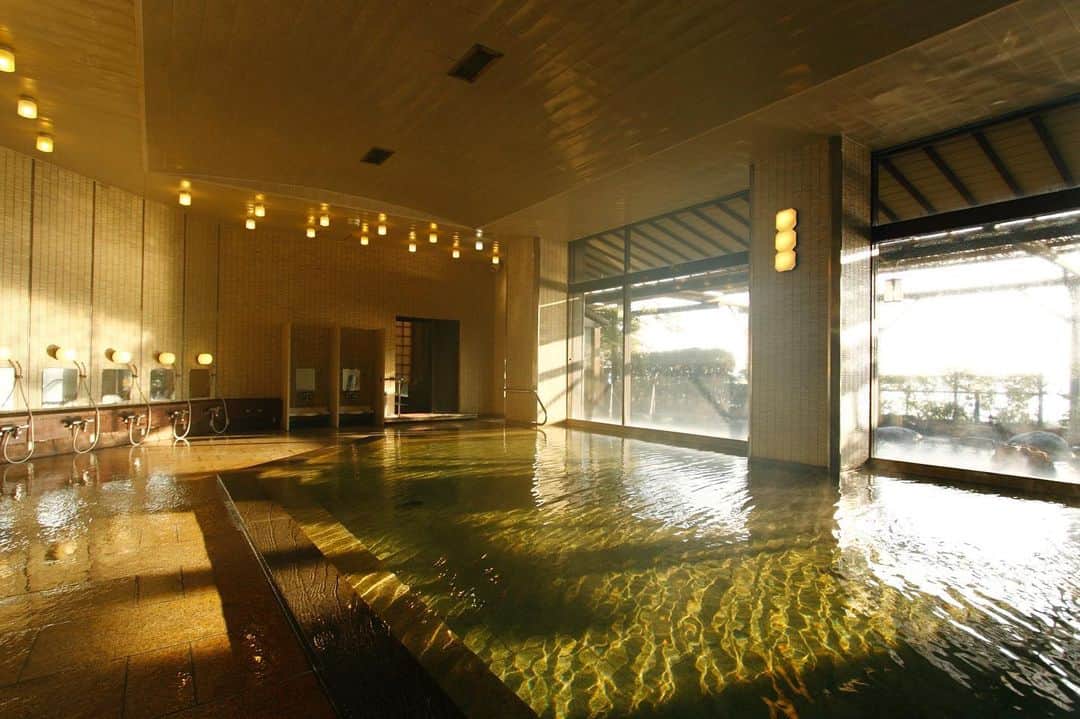 稲取銀水荘さんのインスタグラム写真 - (稲取銀水荘Instagram)「. 東伊豆 稲取温泉の旅館『稲取銀水荘』です。 レトロな雰囲気が好評な、広く開放的な大浴場。旅の醍醐味です。 稲取銀水荘 〒413-0411 静岡県賀茂郡東伊豆町 稲取1624-1 TEL:0557-95-2211（代表） . . #稲取銀水荘#銀水#銀水荘#静岡#静岡県#伊豆#伊豆旅行#伊豆観光#旅行#旅#旅女#旅スタグラム#温泉#温泉旅行#温泉好き#温泉同好会#温泉女子#伊豆散歩#伊豆グルメ#旅のしおり#至福の週末#癒しの時間#休日#デート#休日デート#露天風呂付部屋#海綺麗#海#静岡旅行#静岡観光」8月20日 10時32分 - inatoriginsuisosta_izu