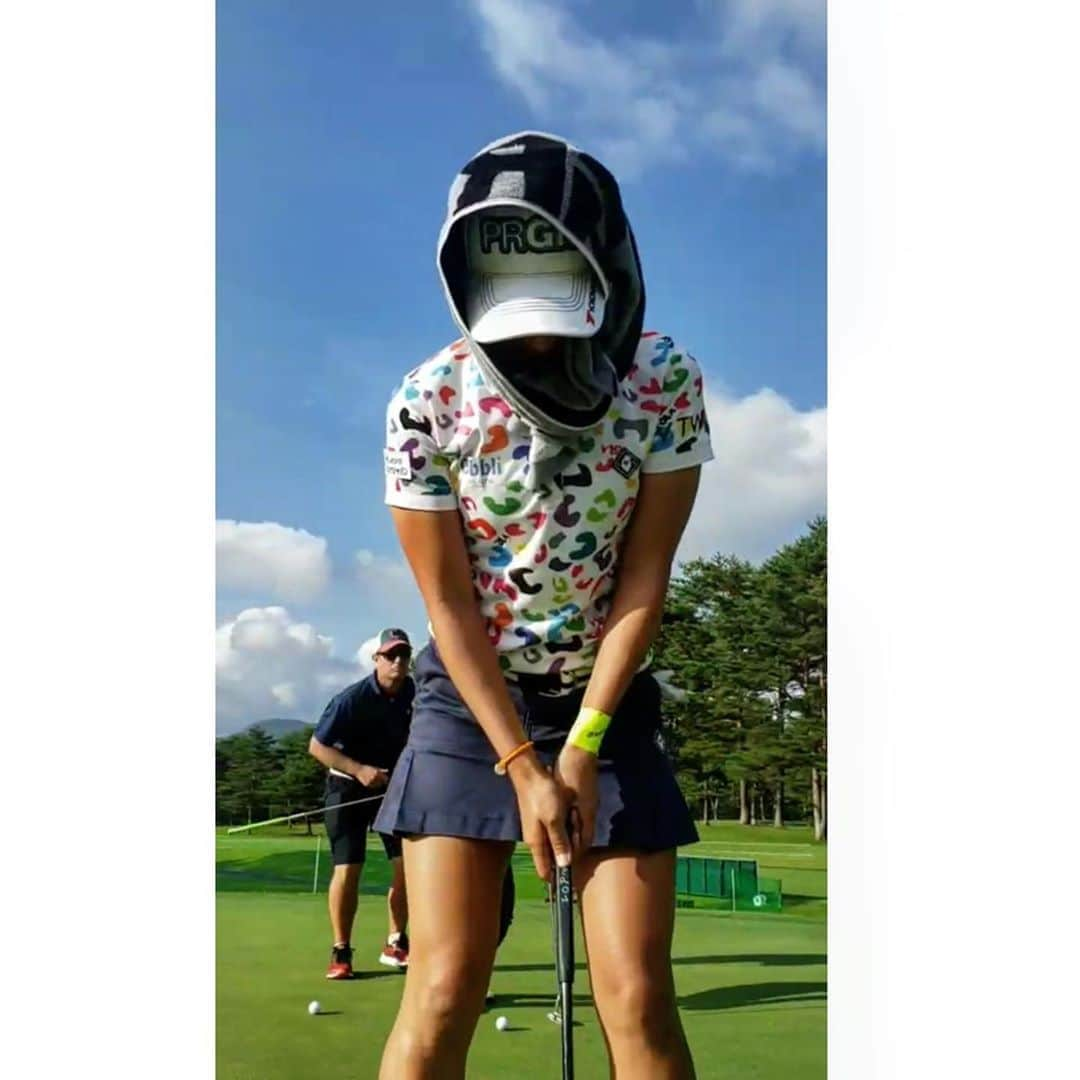 藤本麻子さんのインスタグラム写真 - (藤本麻子Instagram)「NEC⛳️ 日差しがすごく暑かったので... タオルをかぶふとゆー 新しい練習方法🔥笑 . . あなたもこれで完璧😳💪🏻❗️笑🤣 . . . #Obbli#三愛石油 #PRGR#マツモトキヨシ #ユーロックジャパン ウェア @v12golf_official  シューズ @Nike ボール #タイトリスト」8月20日 10時35分 - aako528