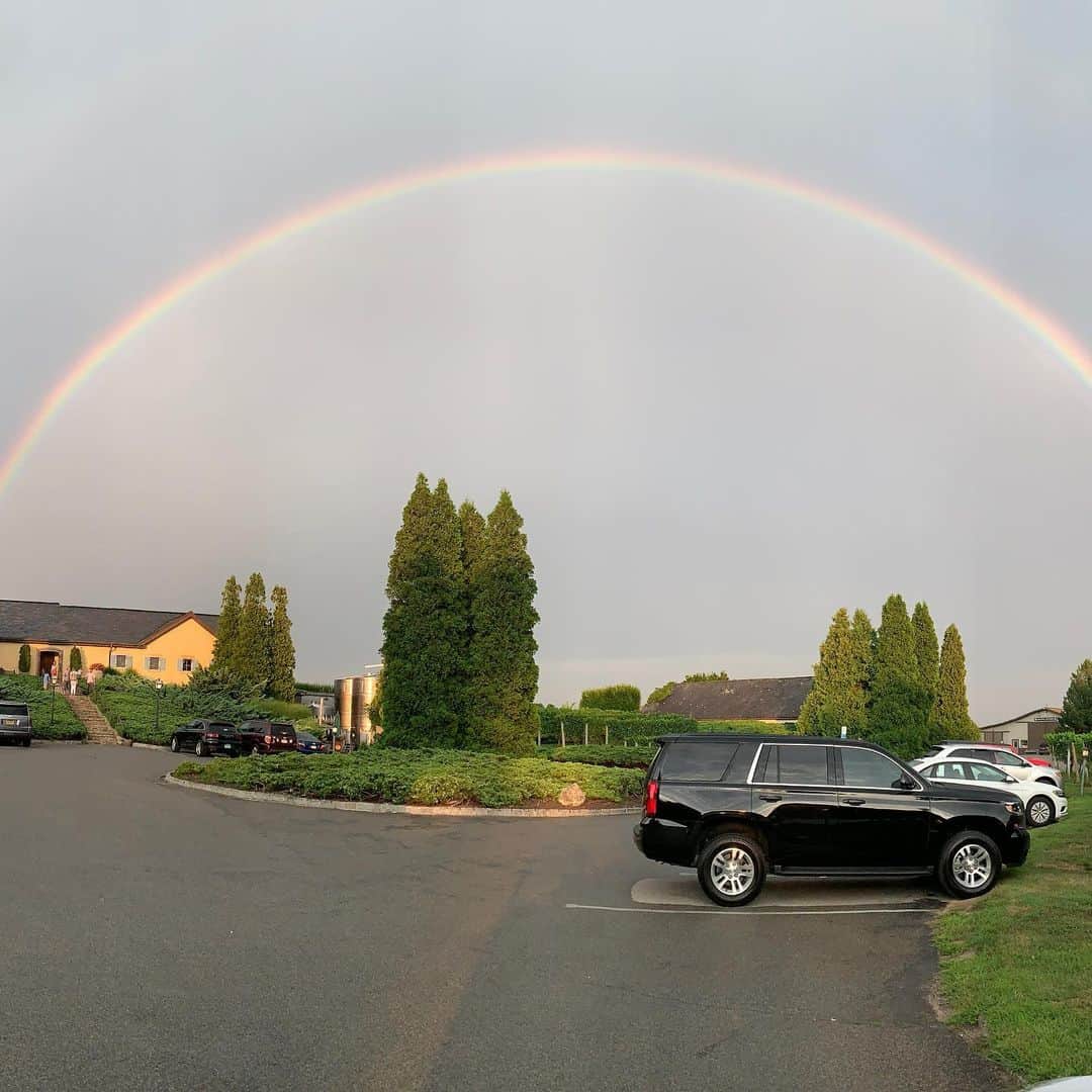 ボビー・ブラウンのインスタグラム：「Good shot @thereallarrycohen #somewhereovertherainbow #happiness」