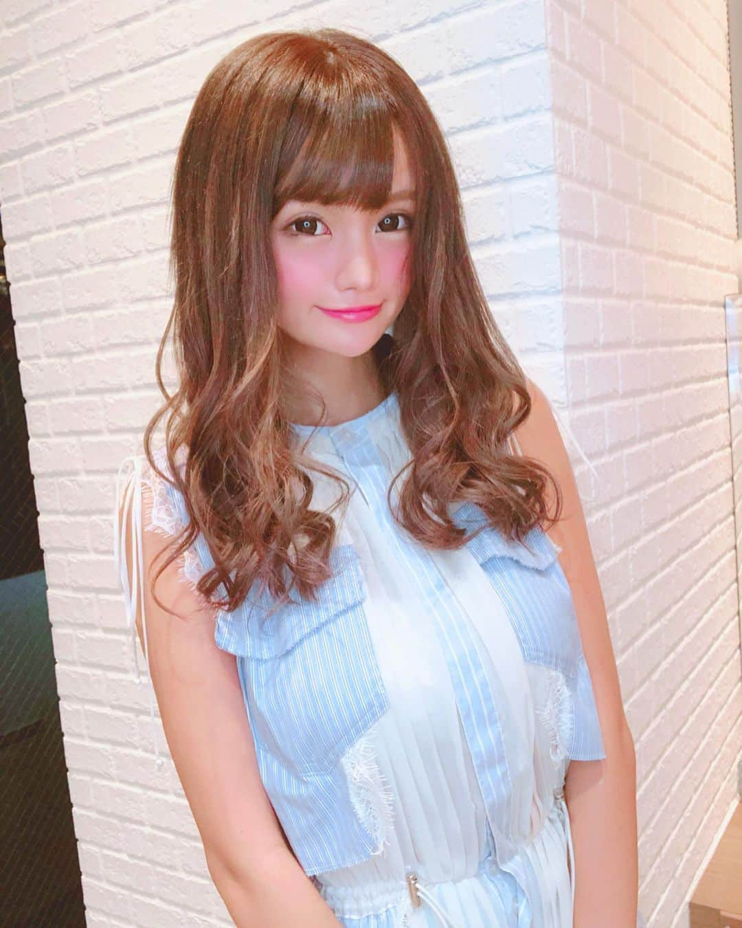 みもれもんさんのインスタグラム写真 - (みもれもんInstagram)「new hair 🌈✨ 担当はローレンの若宮さん✌️🤣いつも思った通りのイメージにしてくれる✨ @rollen_waka ・ ・ #new #hair #ヘアカラー #サロン  #美容院 #セミロング #ゆる巻き #rollen #表参道」8月20日 10時41分 - mimore_mon0929