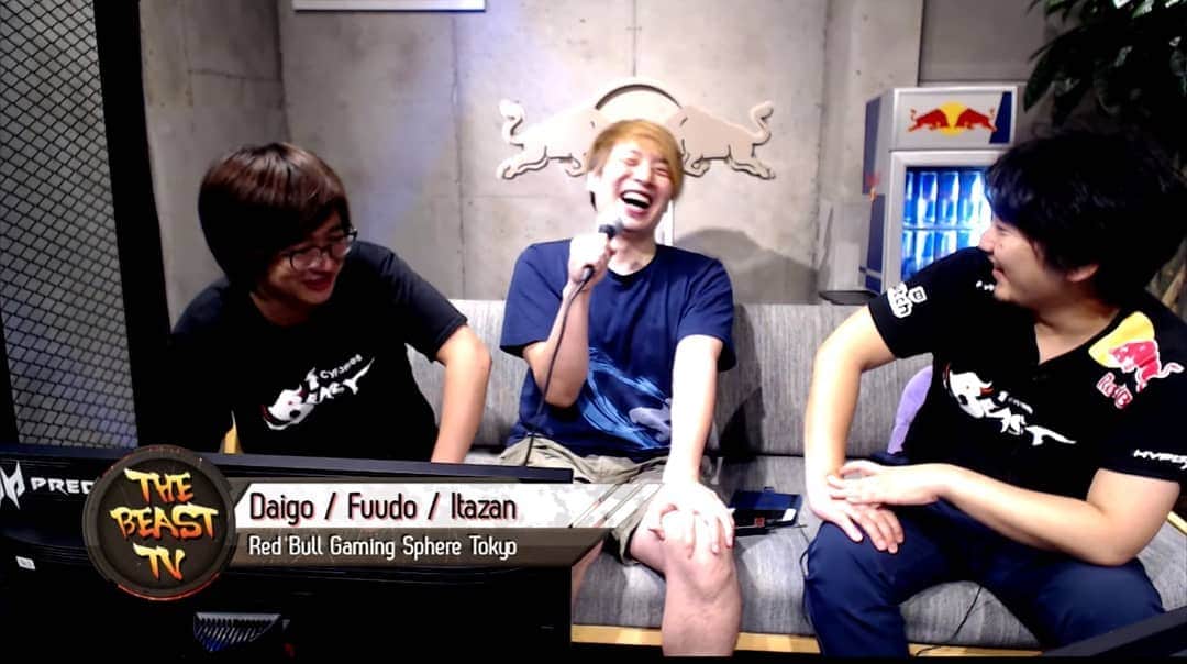 梅原大吾のインスタグラム：「第3回 #TEPPEN 配信では板ザン、ふ〜どを呼んで個性たっぷりのネタデッキを紹介したりウェスカー最強決戦をやったりしました。ユニット1枚しか入ってないマニアックデッキなんかも使ってみました。TEPPENは面白い！ On the third TEPPEN stream, I showed off my crazy gimmick decks to Itazan and Fuudo and we had a mini-tournament to decide who has the best Wesker. TEPPEN is really fun!  Archive: https://youtu.be/H4Ma6Q2KFG0」