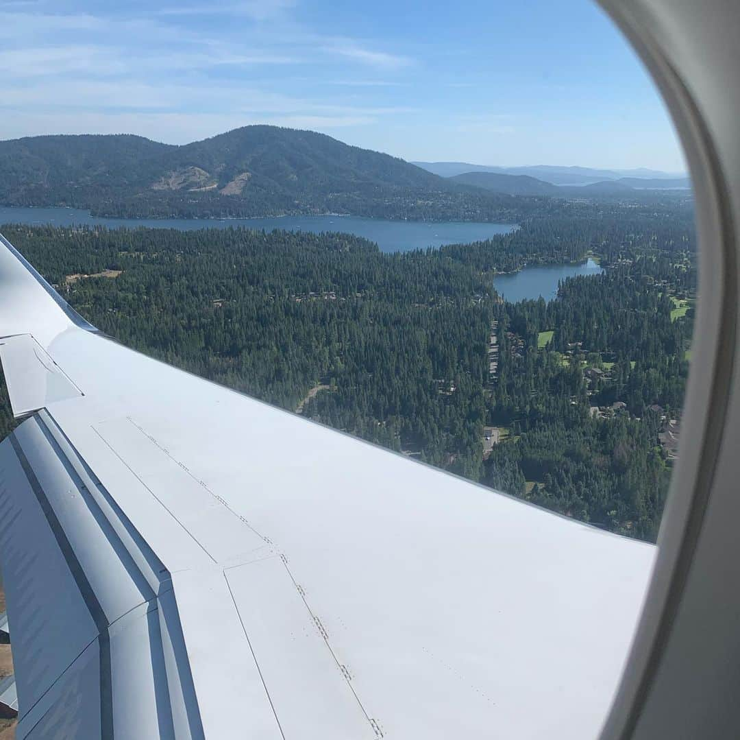 ロブ・ディアデックさんのインスタグラム写真 - (ロブ・ディアデックInstagram)「Amazing 24 hour adventure to one the most beautiful places I have ever been. Coeur d’ Alene, Idaho. The great @edmylett called me up and asked if I would be open to speaking to group of entrepreneurs that are apart of his & @andyfrisella’s group, the @aretesyndicate. Of course in true Ed style, he sent his jet to come swoop me and @bryianadyrdek up. First stop was to pick up the magical @drjoedispenza before heading out to Idaho. A few hours with Dr Joe was as enlightening as it was inspiring. We touched down in the beauty that is Coeur D’ Alene, and jumped right onto a boat for an evening of drinks and dinner at his home. The following morning I had a chance to share my philosophy for building businesses with an amazing group of hungry driven entrepreneurs. Thank you Ed and Andy for inviting us out & treating us to a first class experience. We had an amazing time!」8月20日 10時42分 - robdyrdek