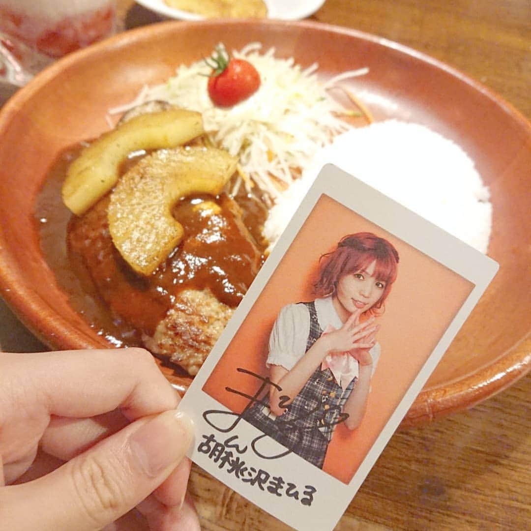空野青空のインスタグラム：「. . とある日の #チェキごはん 😋🍴 . ディアステさんにお邪魔した時にいただいたまひる店長さんのお名刺、裏側がチェキっぽくなってて感動(´；ω；｀)♡ その流れで食チェキしました〜✨✨✨ . in #びっくりドンキー . . . #食チェキ #チェキのある生活 #チェキはいいぞ #チェキ #チェキ風 #名刺 #可愛い #ディアステージ #dearstage #ヲタ活 #オタ活 #びっくりドンキー #チーズパケットディッシュ #パイナップル #トッピング #いちごミルク #最強」